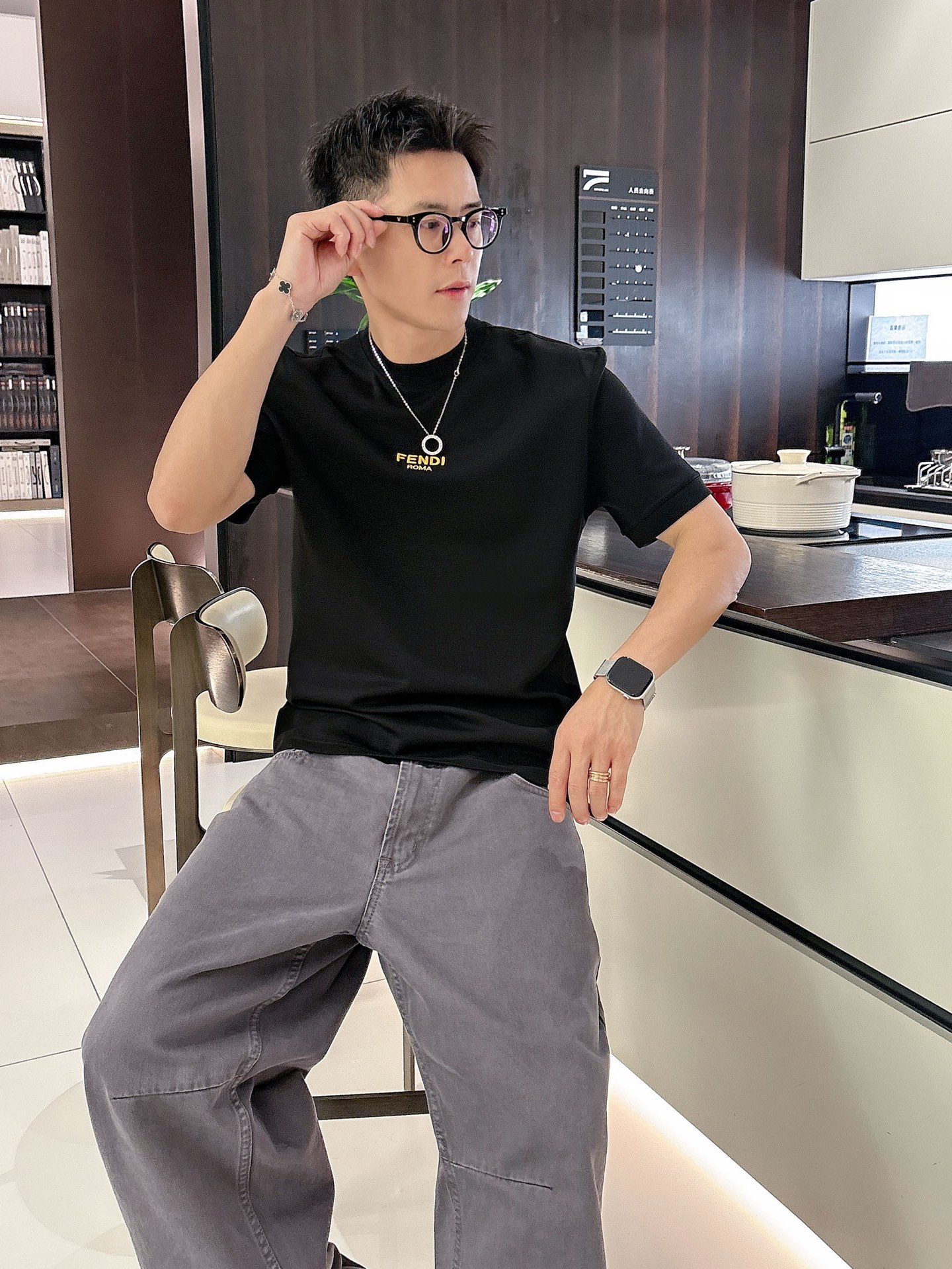 芬迪2025秋冬 圆领刺绣短袖T恤打底衫 元素性的Logo徽章凸显休闲时尚魅力,依然独领时尚风骚.内搭好