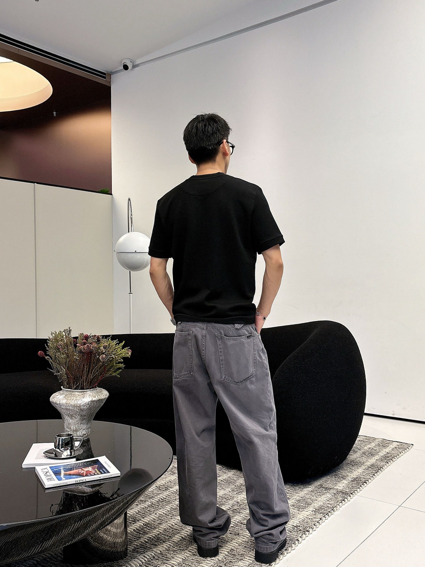 芬迪2025秋冬 圆领刺绣短袖T恤打底衫 元素性的Logo徽章凸显休闲时尚魅力,依然独领时尚风骚.内搭好