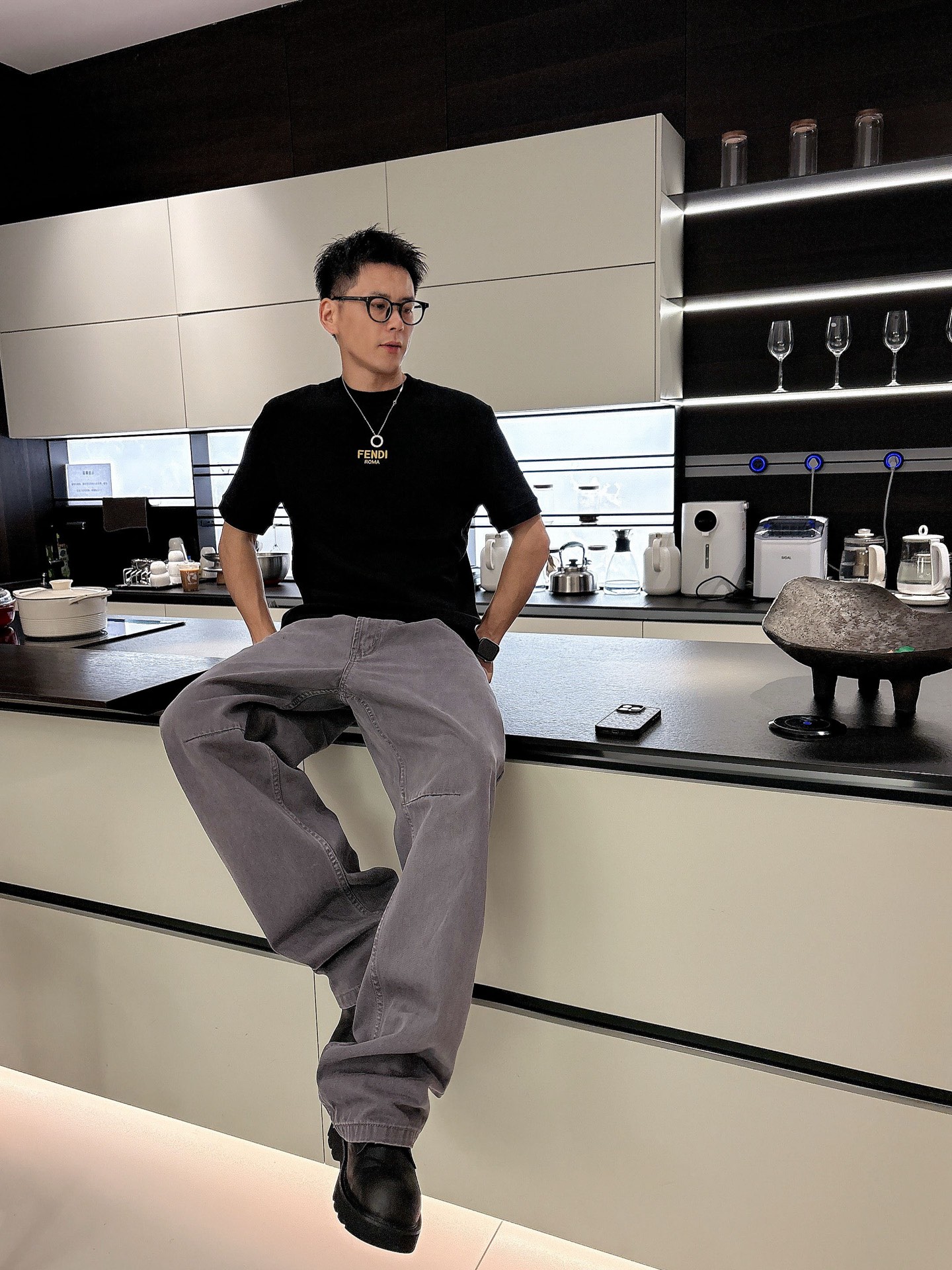 芬迪2025秋冬 圆领刺绣短袖T恤打底衫 元素性的Logo徽章凸显休闲时尚魅力,依然独领时尚风骚.内搭好