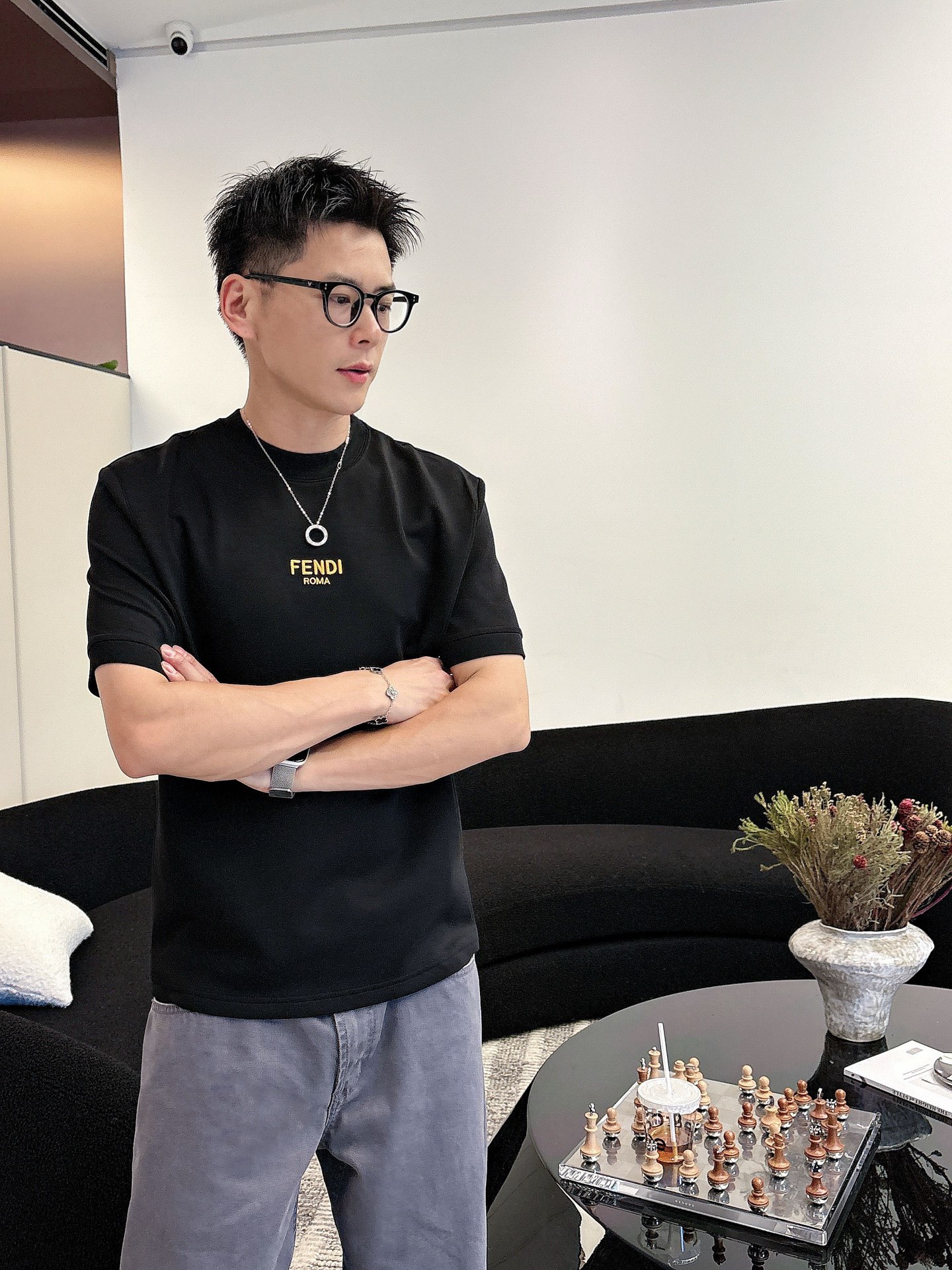 芬迪2025秋冬 圆领刺绣短袖T恤打底衫 元素性的Logo徽章凸显休闲时尚魅力,依然独领时尚风骚.内搭好