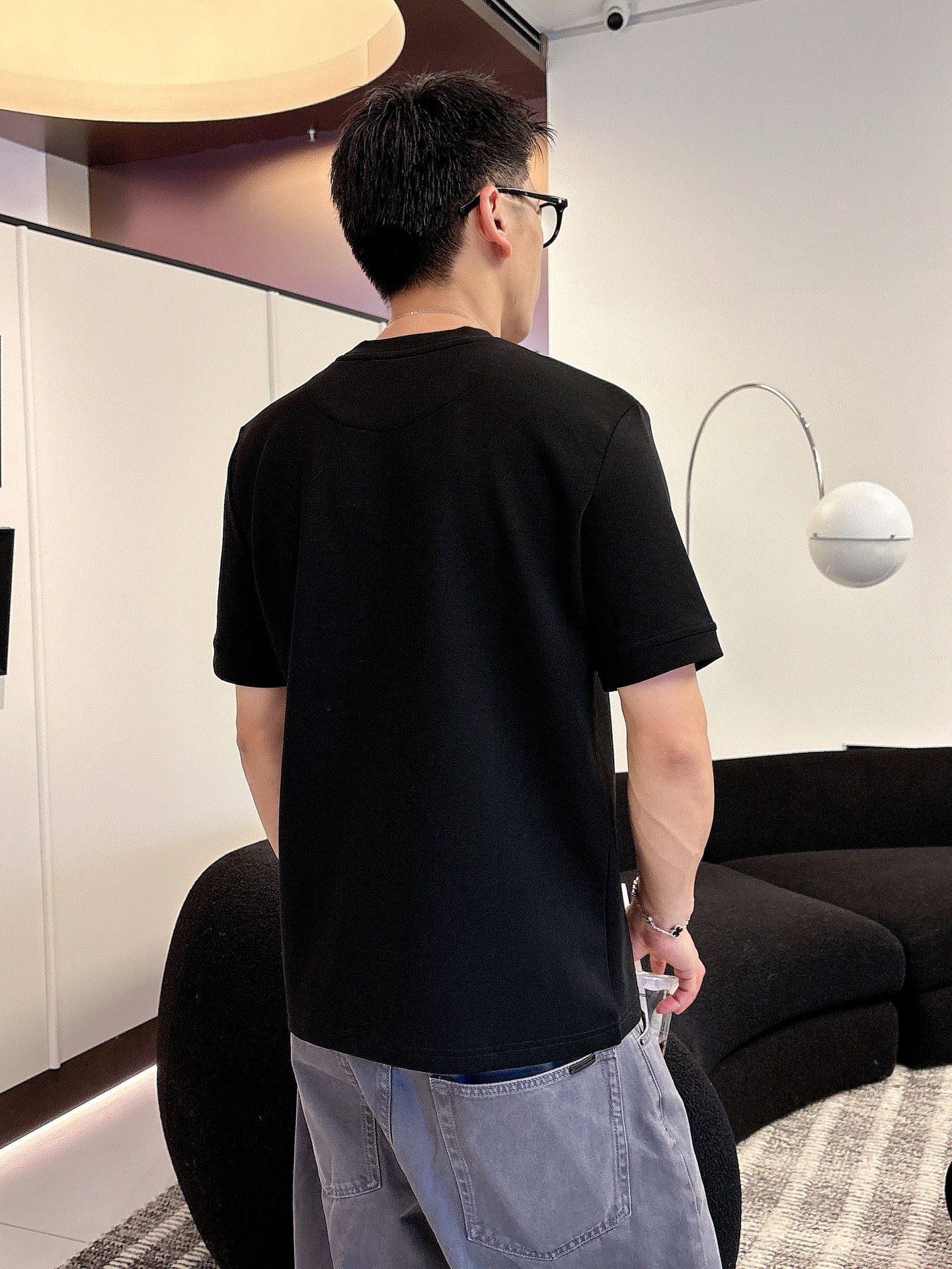 芬迪2025秋冬 圆领刺绣短袖T恤打底衫 元素性的Logo徽章凸显休闲时尚魅力,依然独领时尚风骚.内搭好