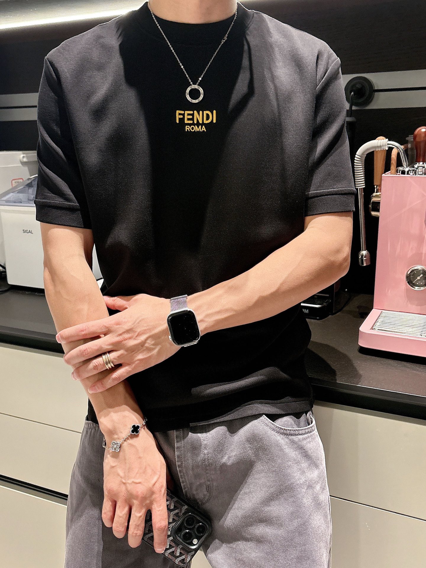 芬迪2025秋冬 圆领刺绣短袖T恤打底衫 元素性的Logo徽章凸显休闲时尚魅力,依然独领时尚风骚.内搭好