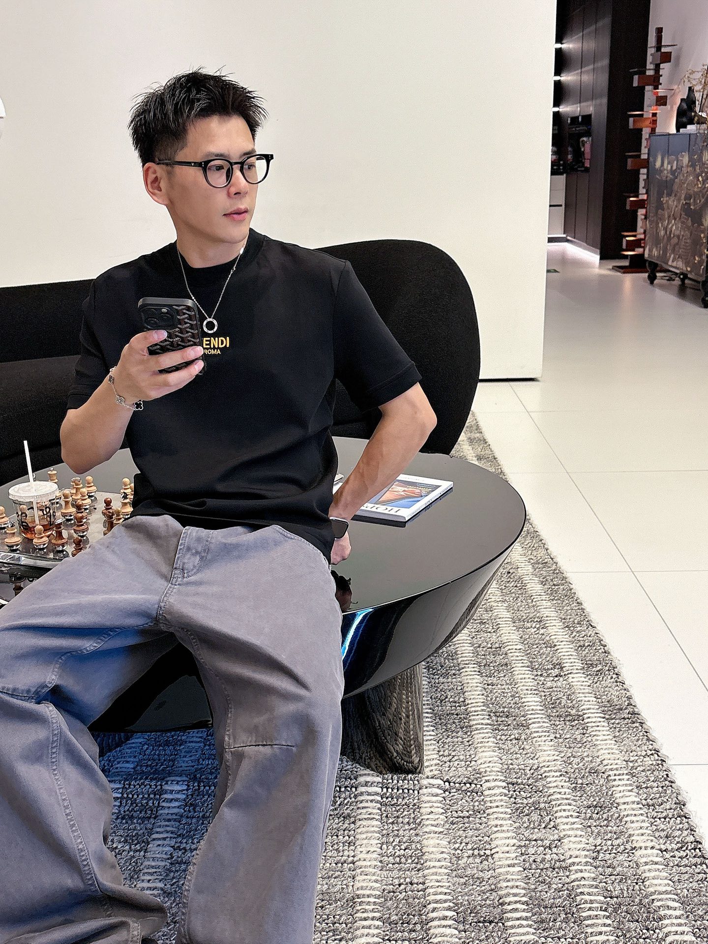 芬迪2025秋冬 圆领刺绣短袖T恤打底衫 元素性的Logo徽章凸显休闲时尚魅力,依然独领时尚风骚.内搭好