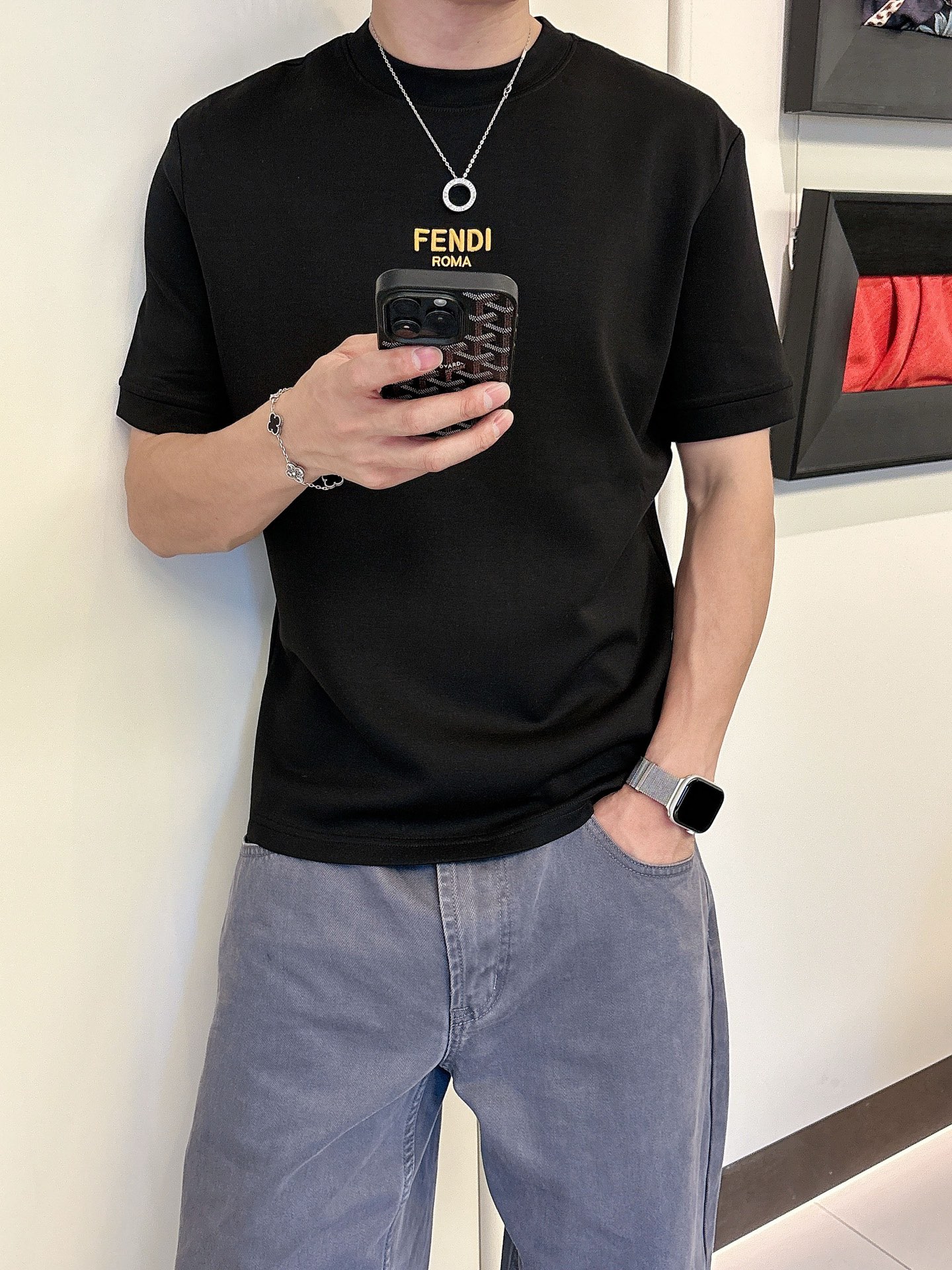 芬迪2025秋冬 圆领刺绣短袖T恤打底衫 元素性的Logo徽章凸显休闲时尚魅力,依然独领时尚风骚.内搭好