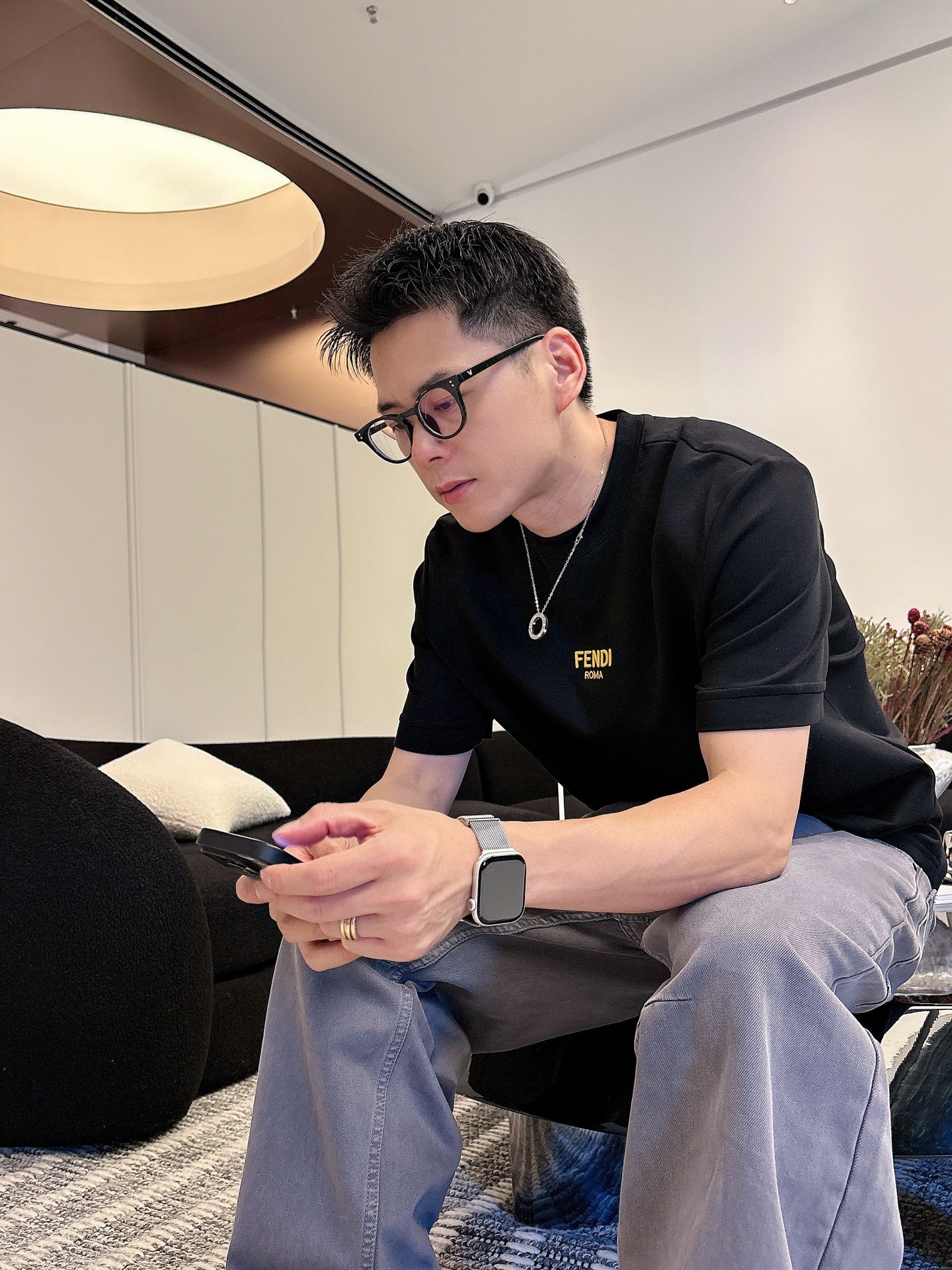 芬迪2025秋冬 圆领刺绣短袖T恤打底衫 元素性的Logo徽章凸显休闲时尚魅力,依然独领时尚风骚.内搭好