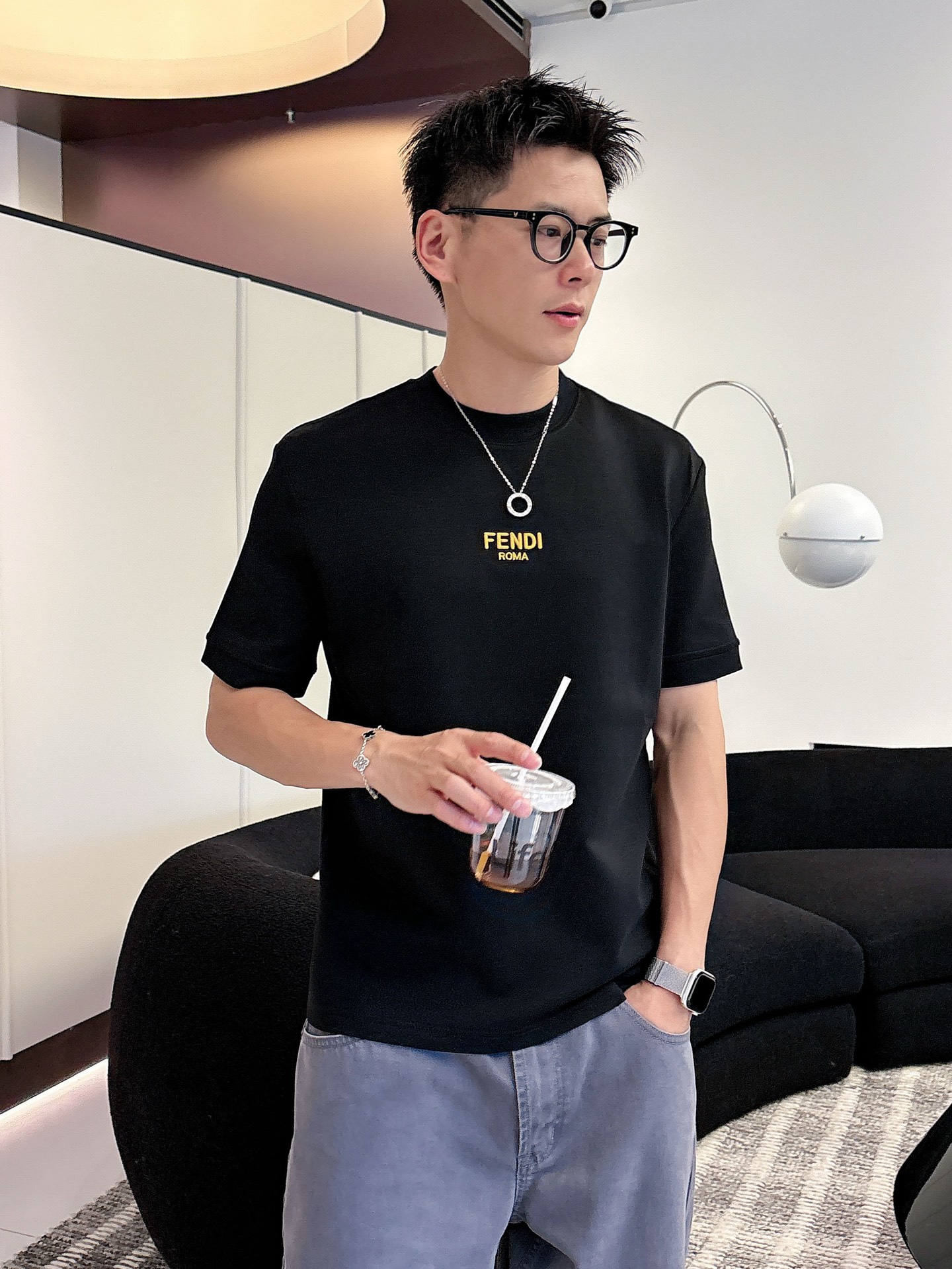 芬迪2025秋冬 圆领刺绣短袖T恤打底衫 元素性的Logo徽章凸显休闲时尚魅力,依然独领时尚风骚.内搭好