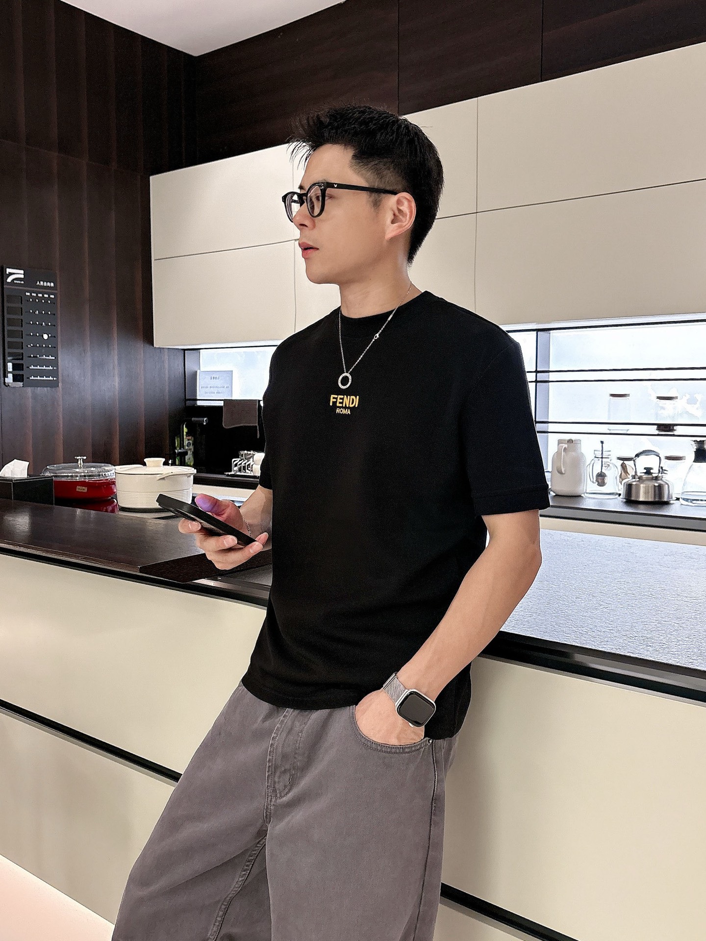 芬迪2025秋冬 圆领刺绣短袖T恤打底衫 元素性的Logo徽章凸显休闲时尚魅力,依然独领时尚风骚.内搭好