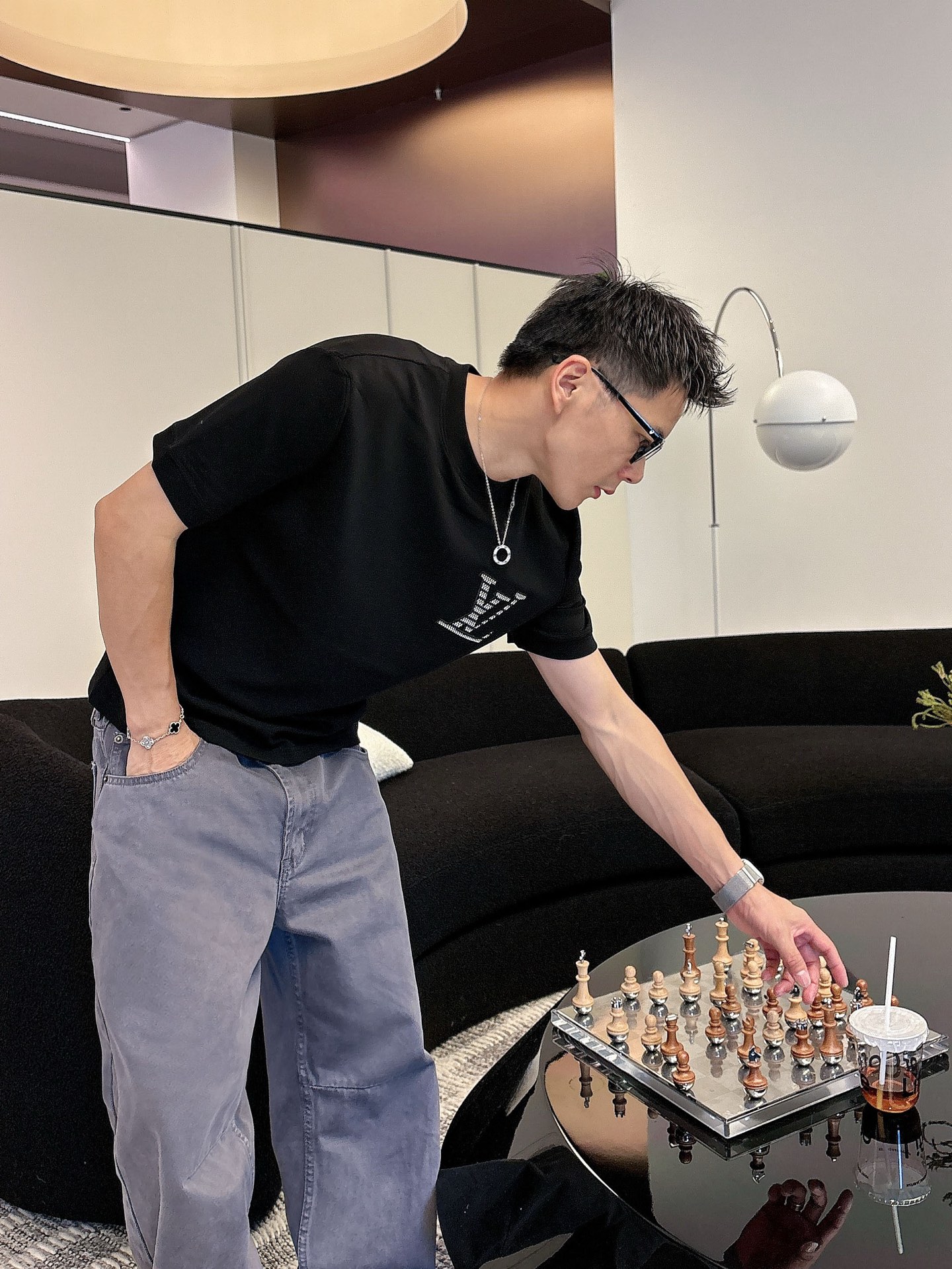 LV2025秋冬 圆领刺绣短袖T恤打底衫 元素性的Logo徽章凸显休闲时尚魅力,依然独领时尚风骚.内搭好