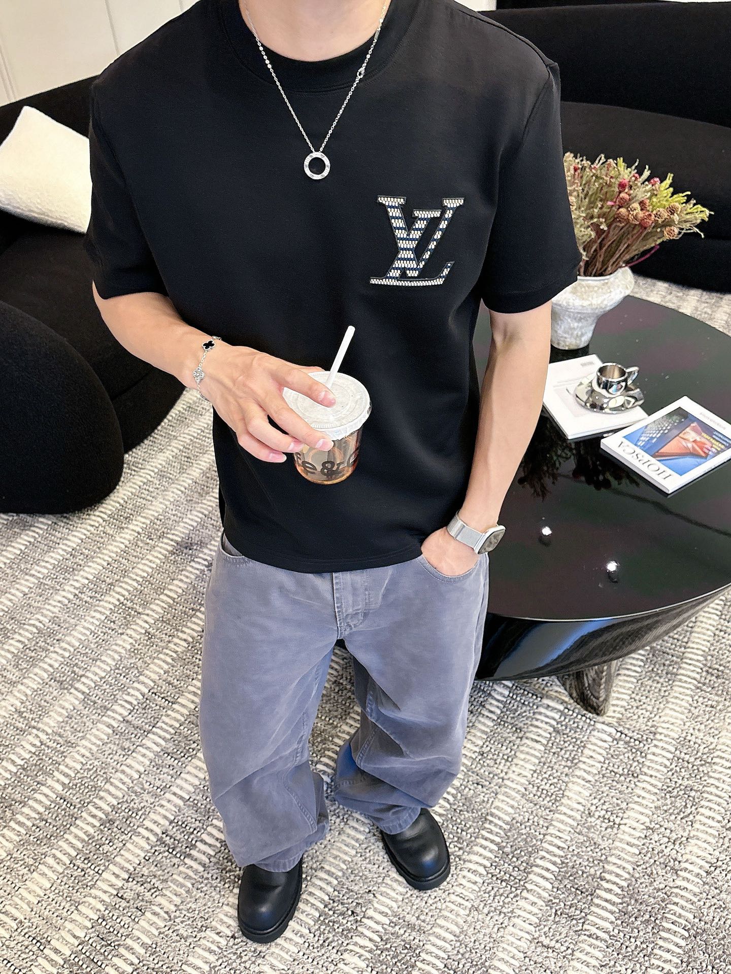 LV2025秋冬 圆领刺绣短袖T恤打底衫 元素性的Logo徽章凸显休闲时尚魅力,依然独领时尚风骚.内搭好