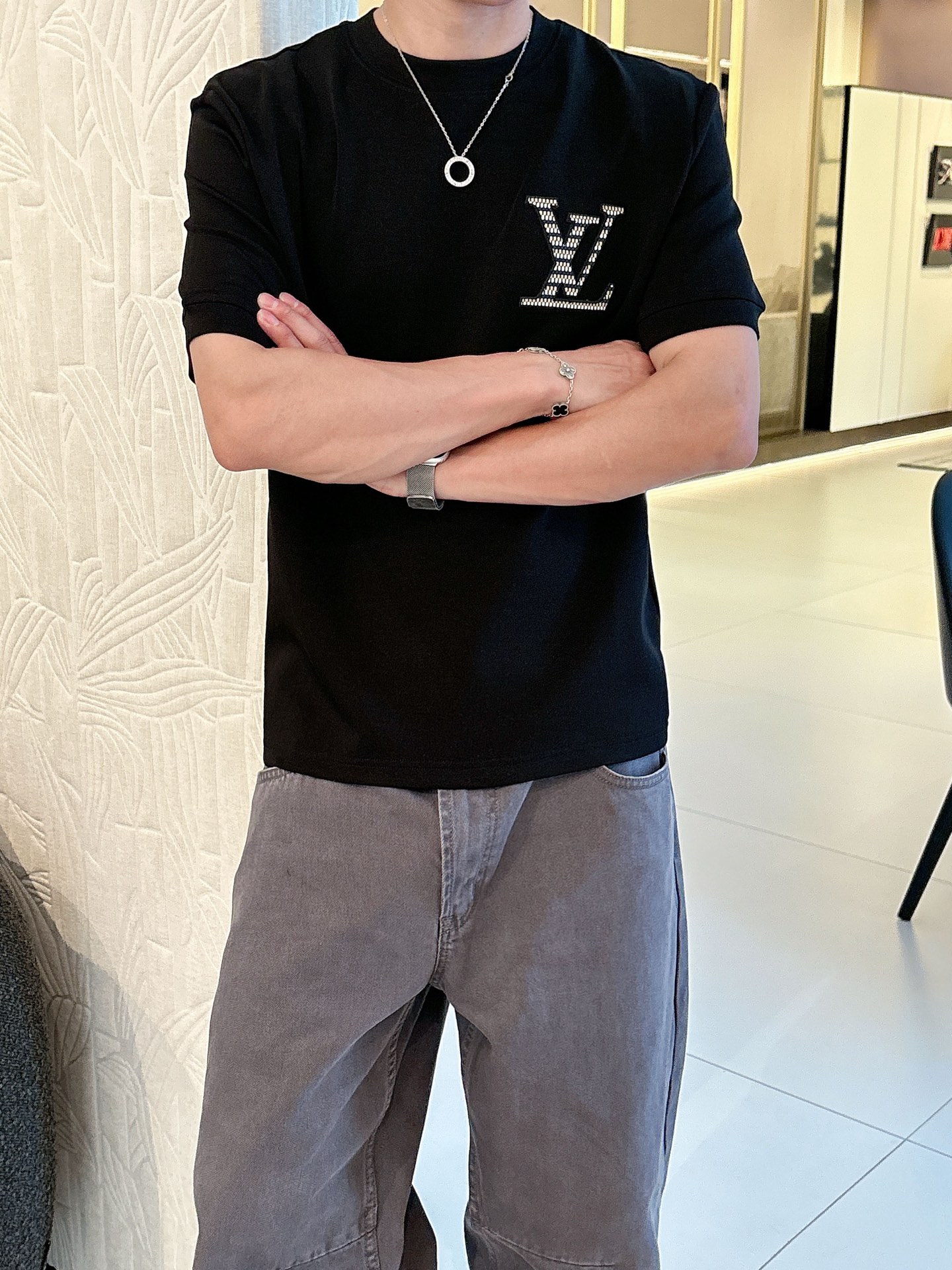 LV2025秋冬 圆领刺绣短袖T恤打底衫 元素性的Logo徽章凸显休闲时尚魅力,依然独领时尚风骚.内搭好