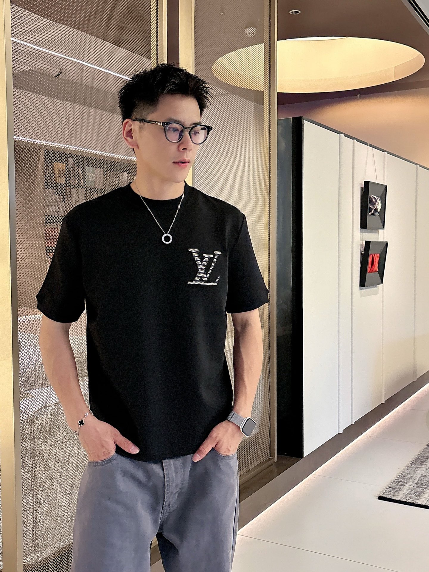 LV2025秋冬 圆领刺绣短袖T恤打底衫 元素性的Logo徽章凸显休闲时尚魅力,依然独领时尚风骚.内搭好