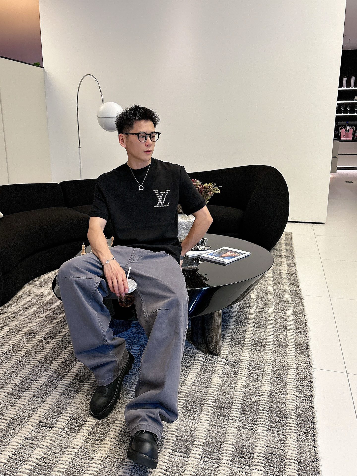 LV2025秋冬 圆领刺绣短袖T恤打底衫 元素性的Logo徽章凸显休闲时尚魅力,依然独领时尚风骚.内搭好