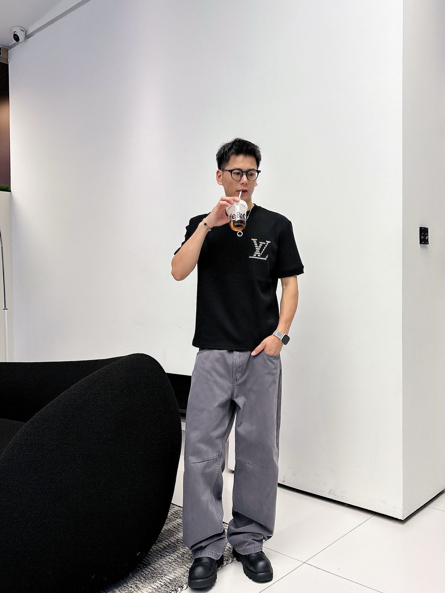 LV2025秋冬 圆领刺绣短袖T恤打底衫 元素性的Logo徽章凸显休闲时尚魅力,依然独领时尚风骚.内搭好