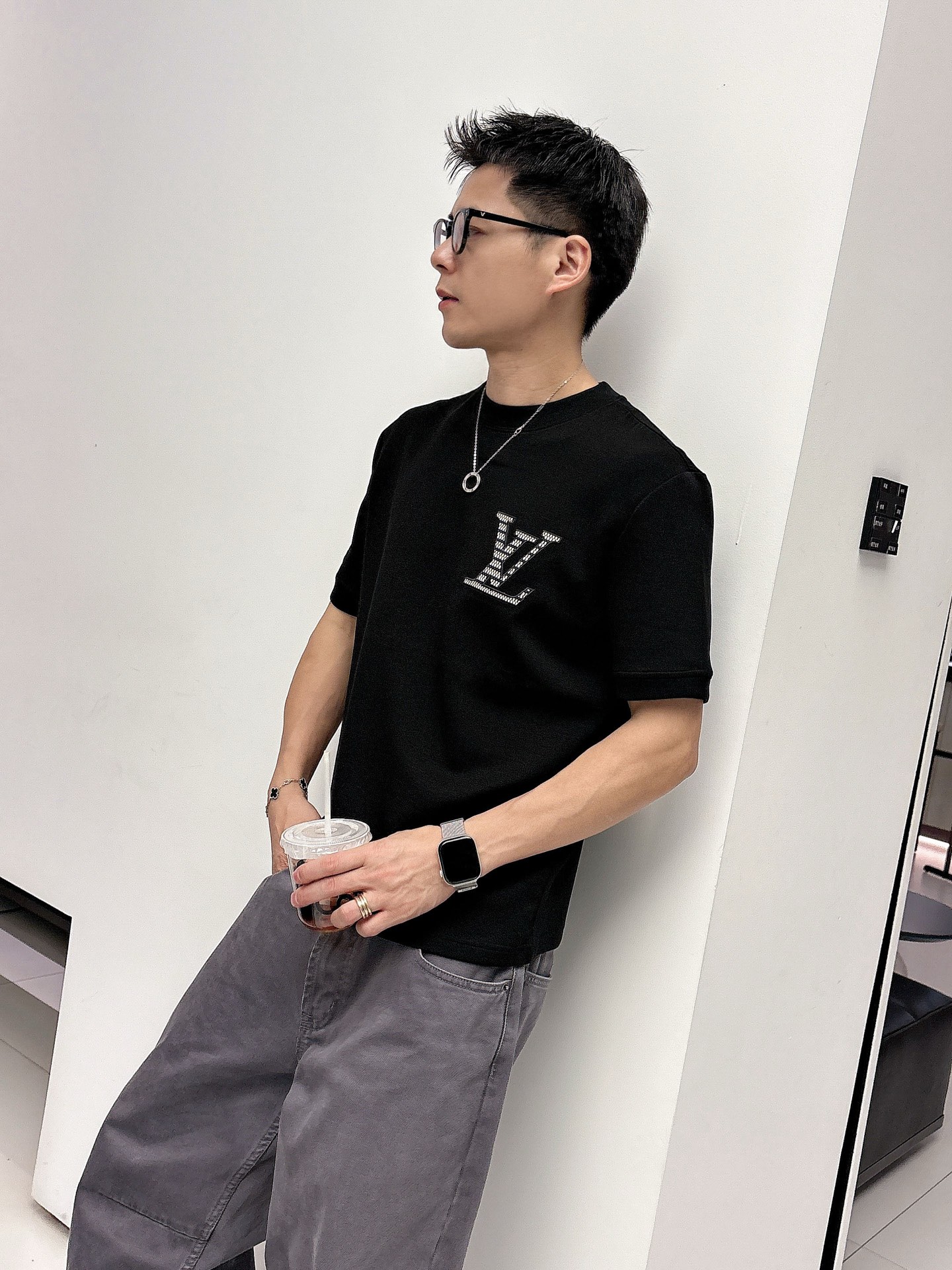 LV2025秋冬 圆领刺绣短袖T恤打底衫 元素性的Logo徽章凸显休闲时尚魅力,依然独领时尚风骚.内搭好