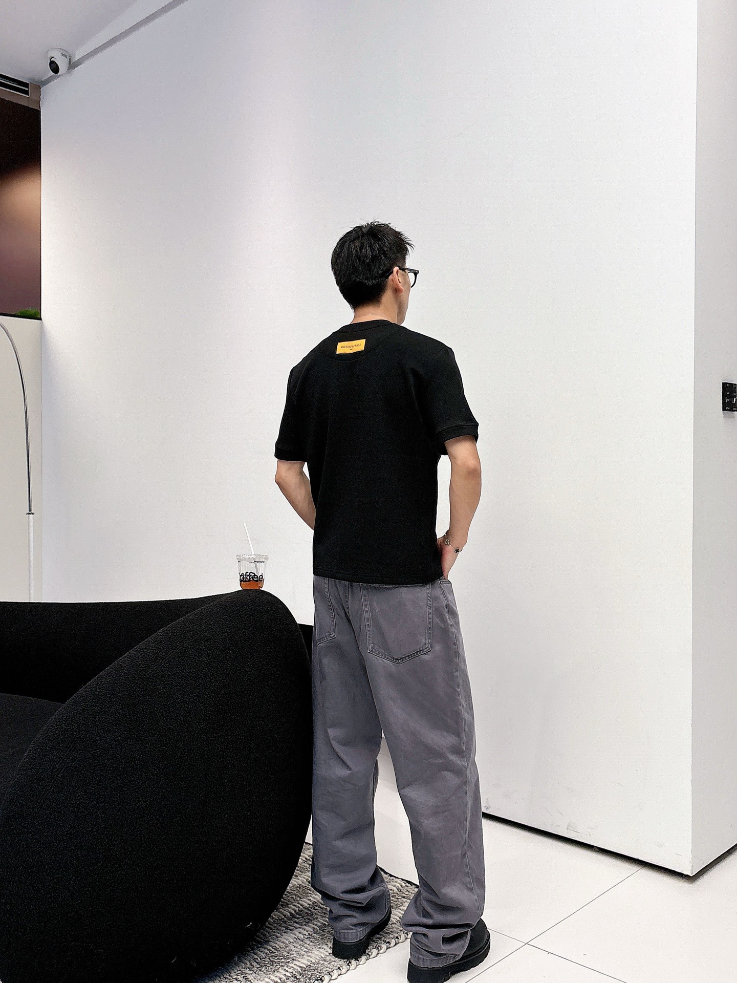 LV2025秋冬 圆领刺绣短袖T恤打底衫 元素性的Logo徽章凸显休闲时尚魅力,依然独领时尚风骚.内搭好