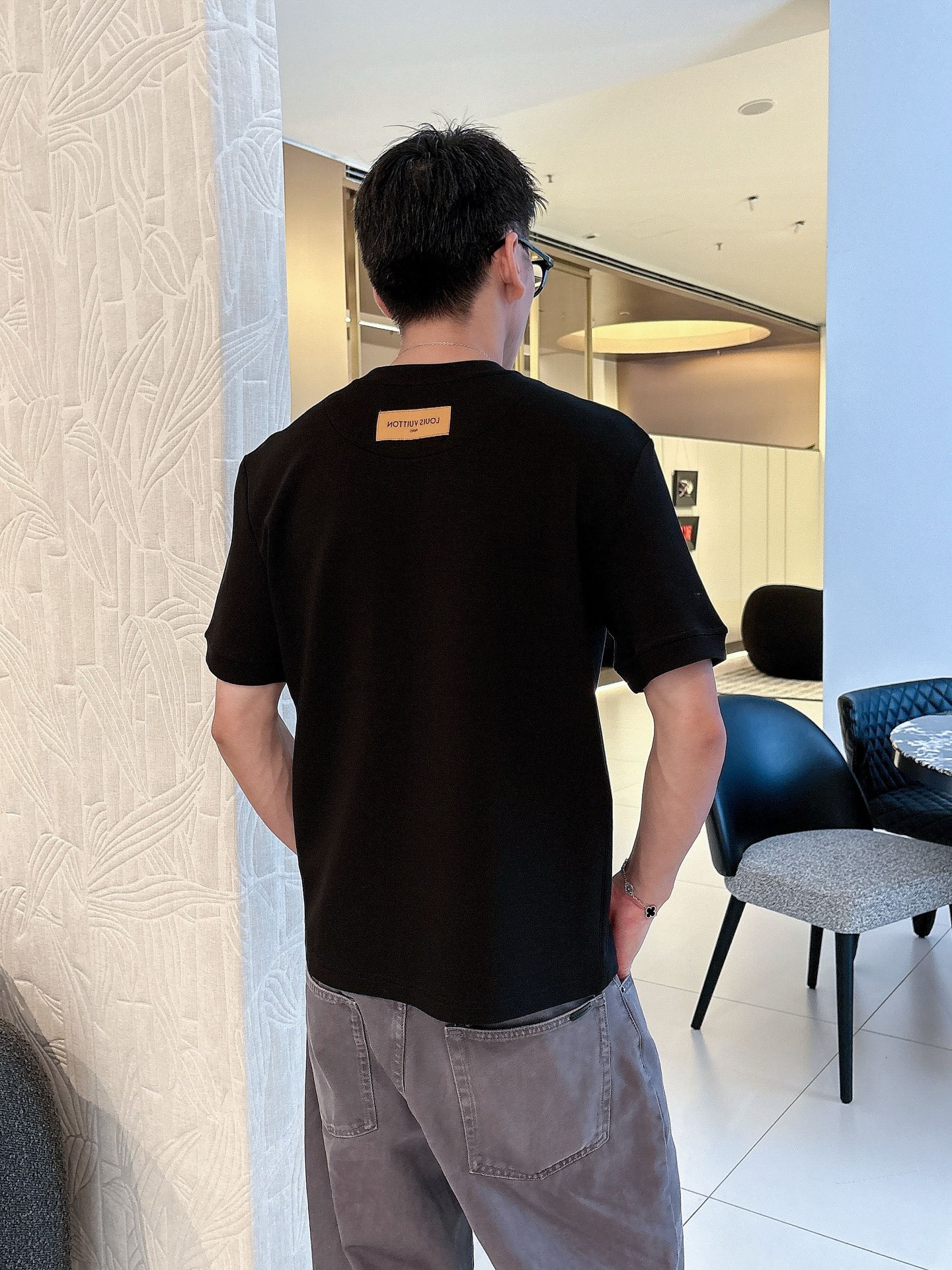 LV2025秋冬 圆领刺绣短袖T恤打底衫 元素性的Logo徽章凸显休闲时尚魅力,依然独领时尚风骚.内搭好