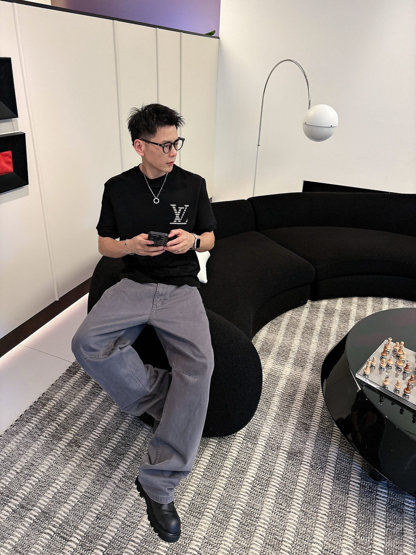 LV2025秋冬 圆领刺绣短袖T恤打底衫 元素性的Logo徽章凸显休闲时尚魅力,依然独领时尚风骚.内搭好