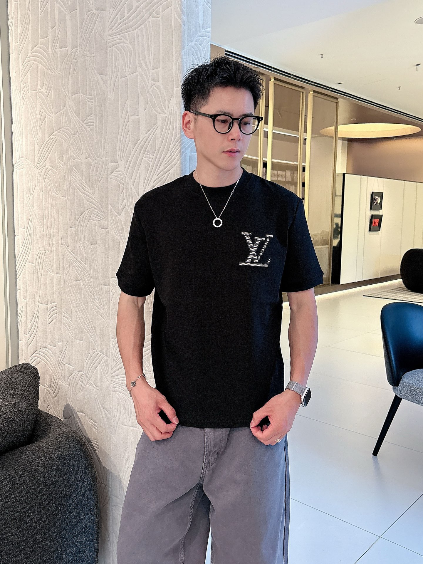 LV2025秋冬 圆领刺绣短袖T恤打底衫 元素性的Logo徽章凸显休闲时尚魅力,依然独领时尚风骚.内搭好