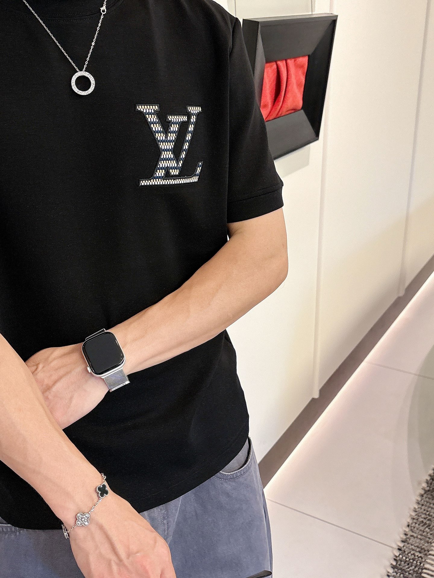 LV2025秋冬 圆领刺绣短袖T恤打底衫 元素性的Logo徽章凸显休闲时尚魅力,依然独领时尚风骚.内搭好