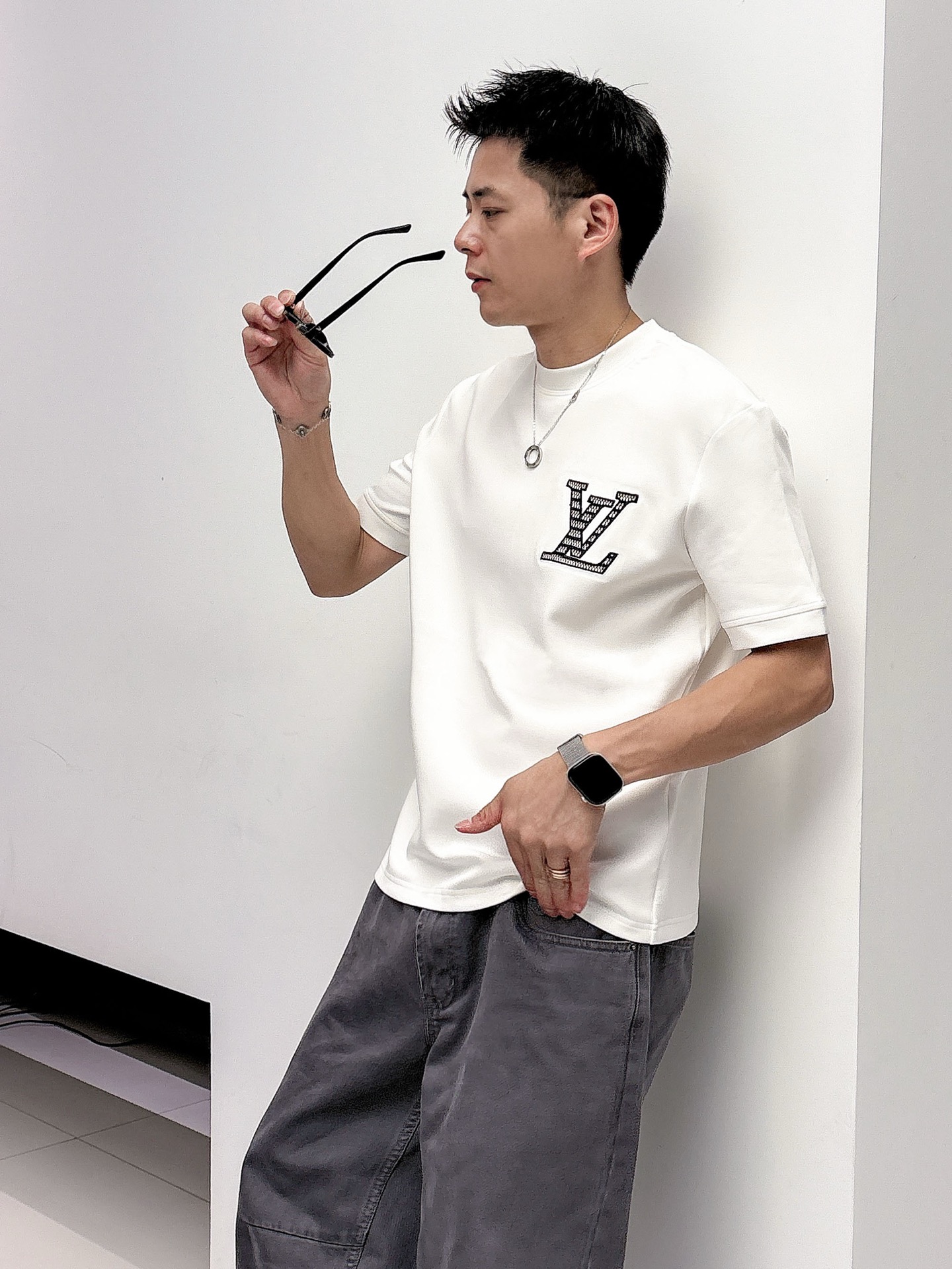 LV2025秋冬 圆领刺绣短袖T恤打底衫 元素性的Logo徽章凸显休闲时尚魅力,依然独领时尚风骚.内搭好