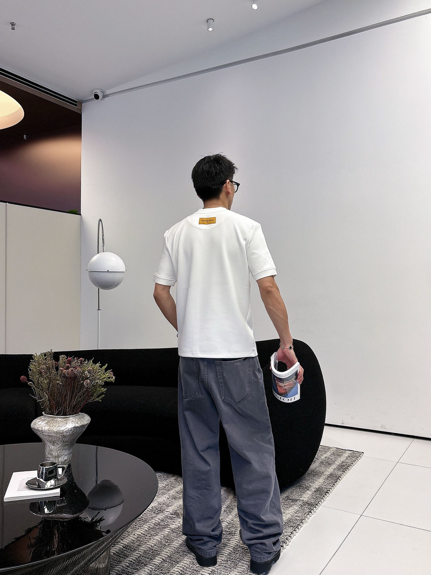 LV2025秋冬 圆领刺绣短袖T恤打底衫 元素性的Logo徽章凸显休闲时尚魅力,依然独领时尚风骚.内搭好