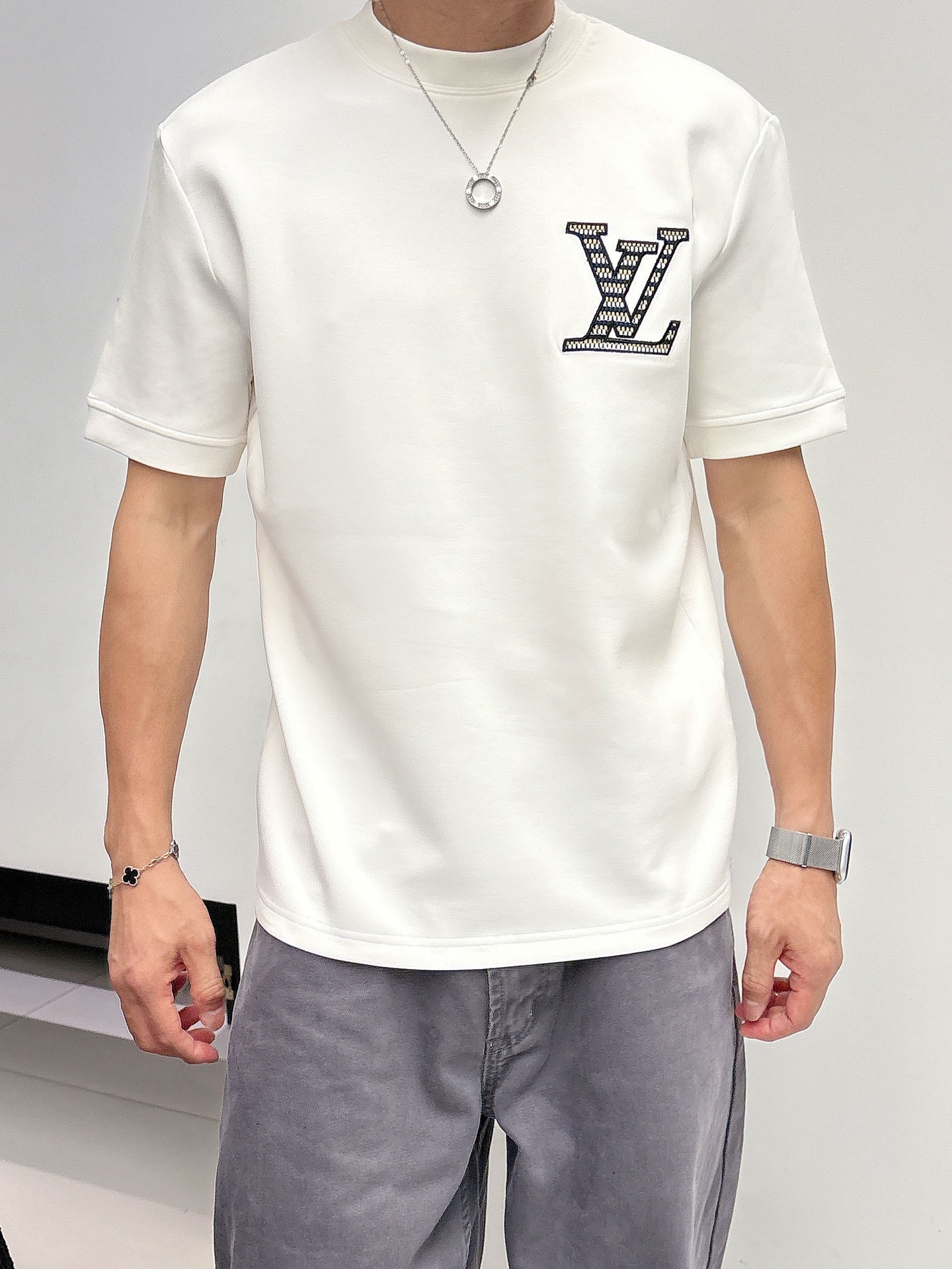 LV2025秋冬 圆领刺绣短袖T恤打底衫 元素性的Logo徽章凸显休闲时尚魅力,依然独领时尚风骚.内搭好