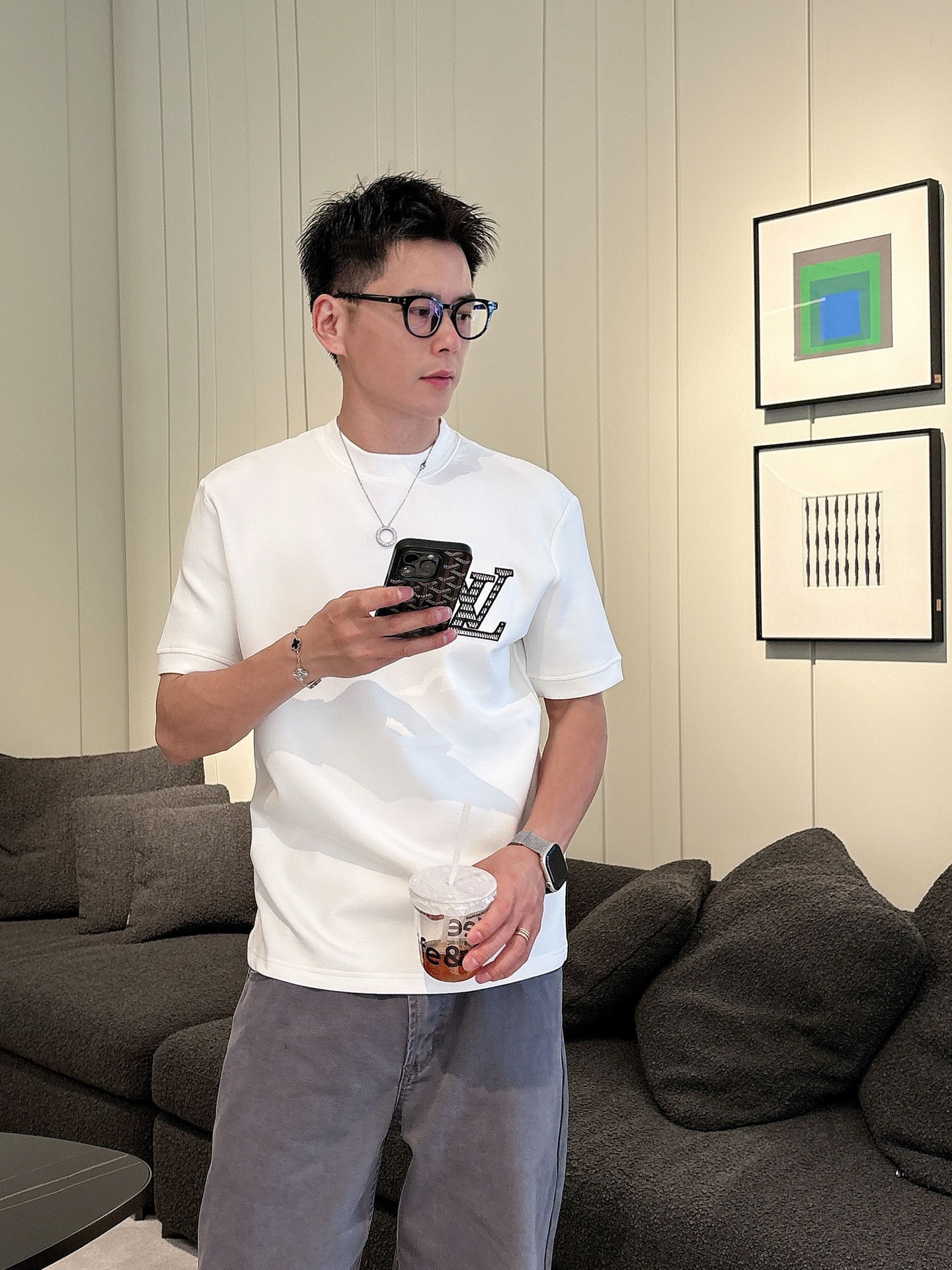 NO:522875,LV 2025 Autumn and Winter Round neck embroidered short-sleeved T-shirt base shirt Elemental Logo badge highlights the casual and fashionable charm, and is still unique in style. It is well equipped with a companion... Customer-supplied high-strength elastic knitted liquid ammonia air-layer fabric, flat and symmetrical knitted light and refreshing, soft and comfortable, and excellent breathability. Simple and unique charm. The straight-tailed version is more suitable for matching with various trendy and fashionable styles. It uses instrument embroidery, delicate and full texture, bringing a new experience for fashion sports and leisure. Color black white Size M-3XL,,louis vuitton, T-shirt,tees, t-shirt,alexander wang19860909LV 2025秋冬 圆领刺绣短袖T恤打底衫 元素性的Logo徽章凸显休闲时尚魅力,依然独领时尚风骚.内搭好伴侣… 客供高支弹力针织液氨空气层面料,平整匀称的针织轻薄清爽,柔软舒适,透气性极佳.简洁而富有独特魅力.直裁版型更为适合搭配各种潮流时尚造型. 采用器械刺绣,细腻饱满的质感突显,为时尚运动休闲带来全新体验. 颜色黑色 白色 尺码 M-3XL,,louis vuitton,T-shirt,tees，t-shirt,alexander wang,Men's clothing