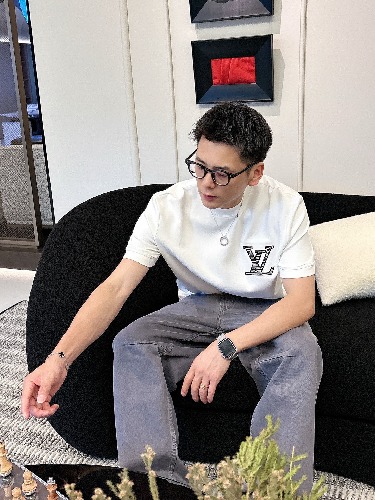 LV2025秋冬 圆领刺绣短袖T恤打底衫 元素性的Logo徽章凸显休闲时尚魅力,依然独领时尚风骚.内搭好