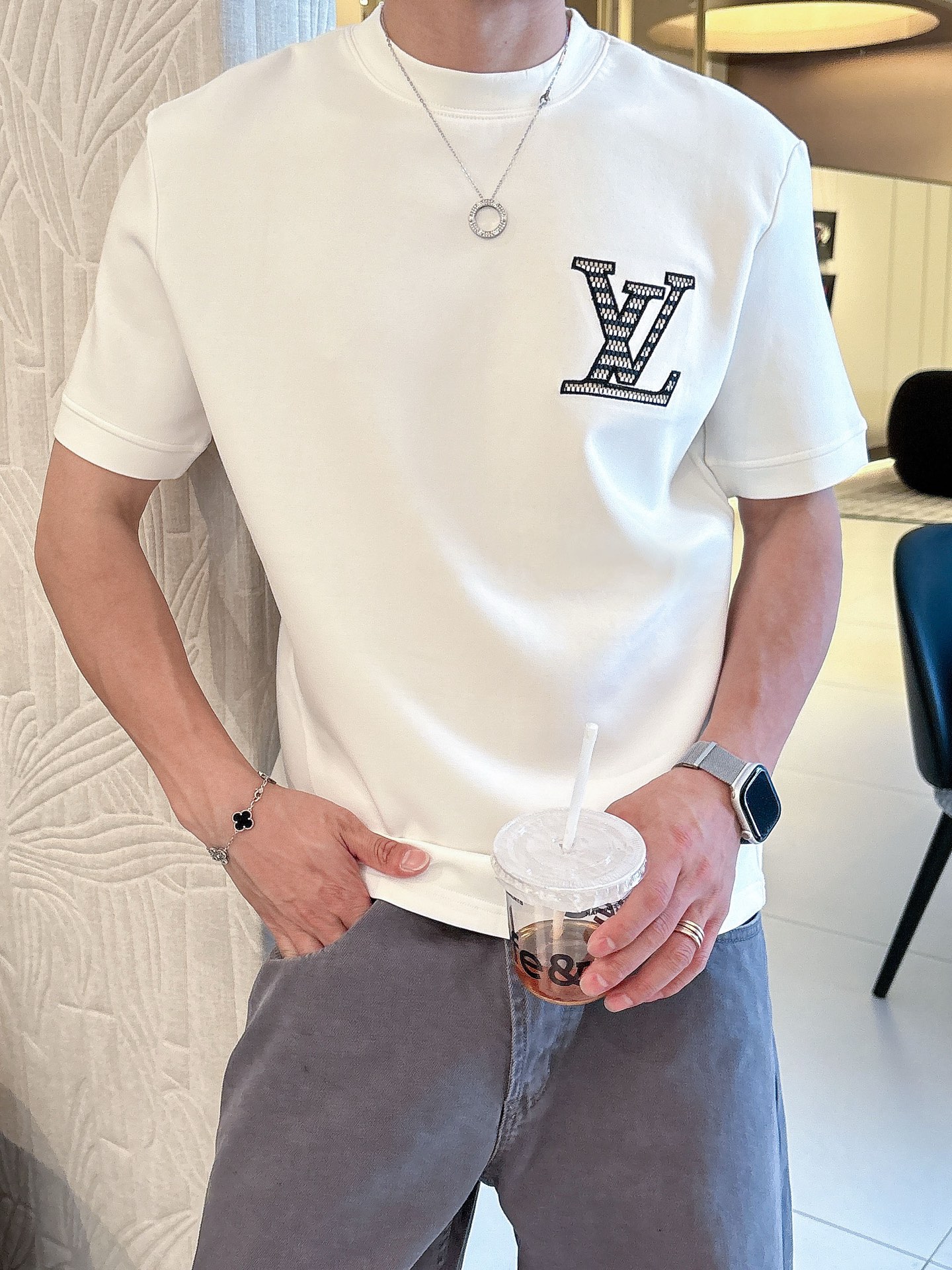 LV2025秋冬 圆领刺绣短袖T恤打底衫 元素性的Logo徽章凸显休闲时尚魅力,依然独领时尚风骚.内搭好