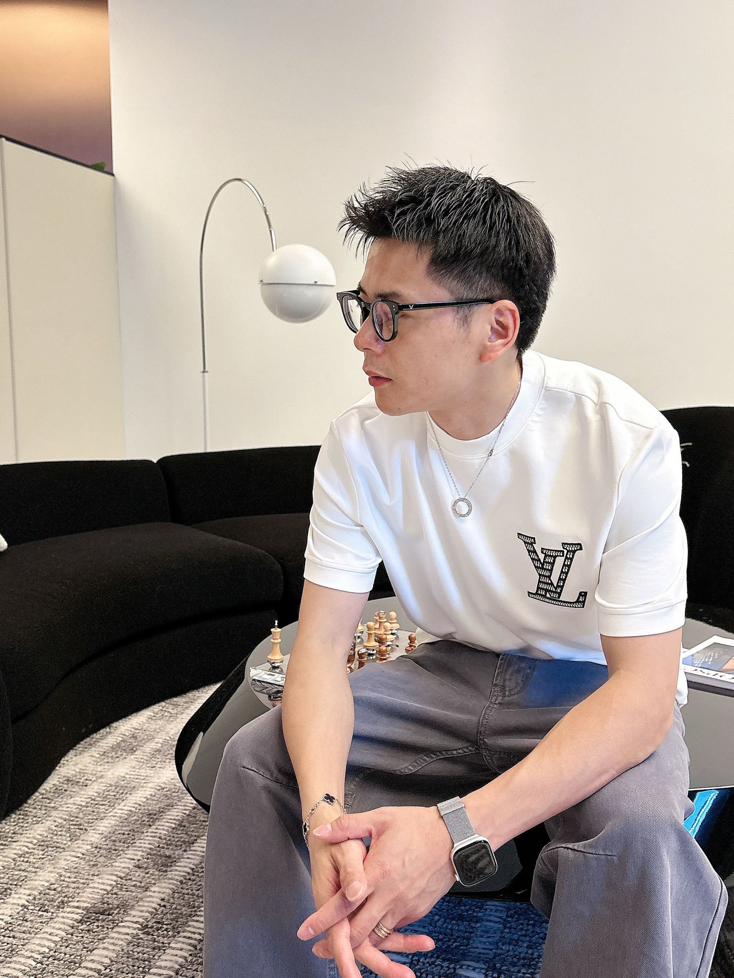 LV2025秋冬 圆领刺绣短袖T恤打底衫 元素性的Logo徽章凸显休闲时尚魅力,依然独领时尚风骚.内搭好