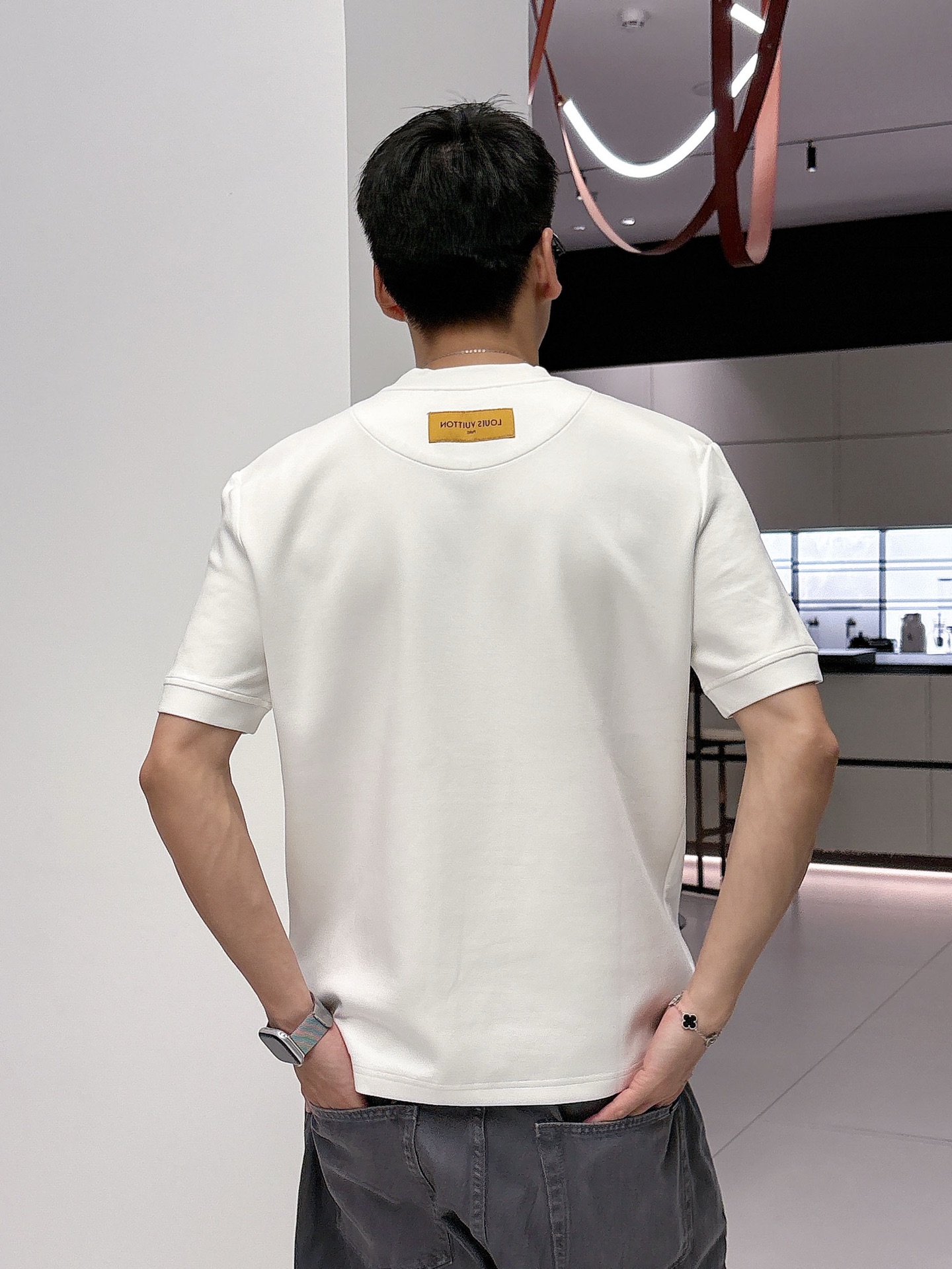 LV2025秋冬 圆领刺绣短袖T恤打底衫 元素性的Logo徽章凸显休闲时尚魅力,依然独领时尚风骚.内搭好