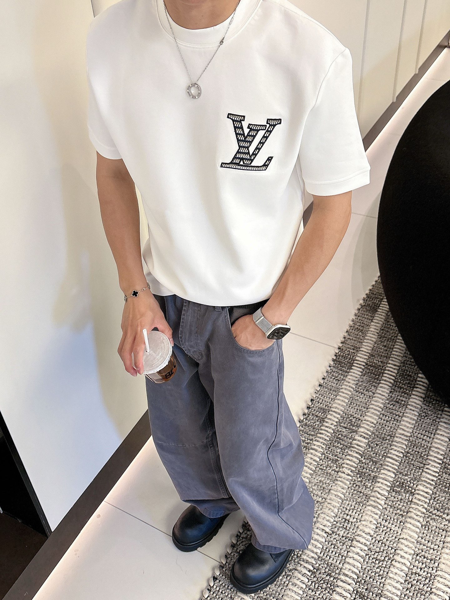 LV2025秋冬 圆领刺绣短袖T恤打底衫 元素性的Logo徽章凸显休闲时尚魅力,依然独领时尚风骚.内搭好