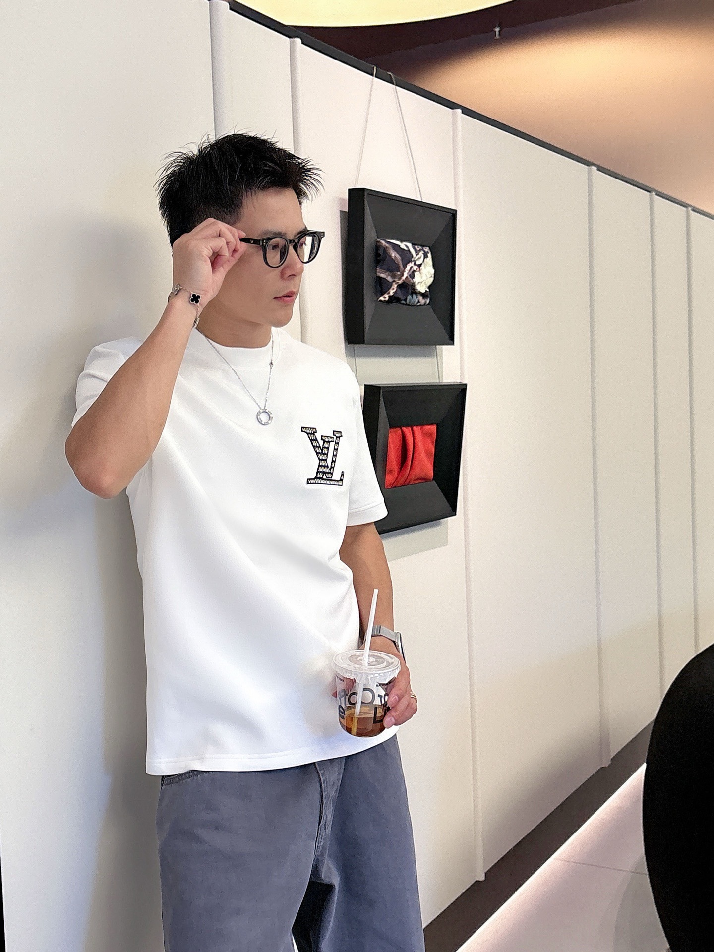 LV2025秋冬 圆领刺绣短袖T恤打底衫 元素性的Logo徽章凸显休闲时尚魅力,依然独领时尚风骚.内搭好