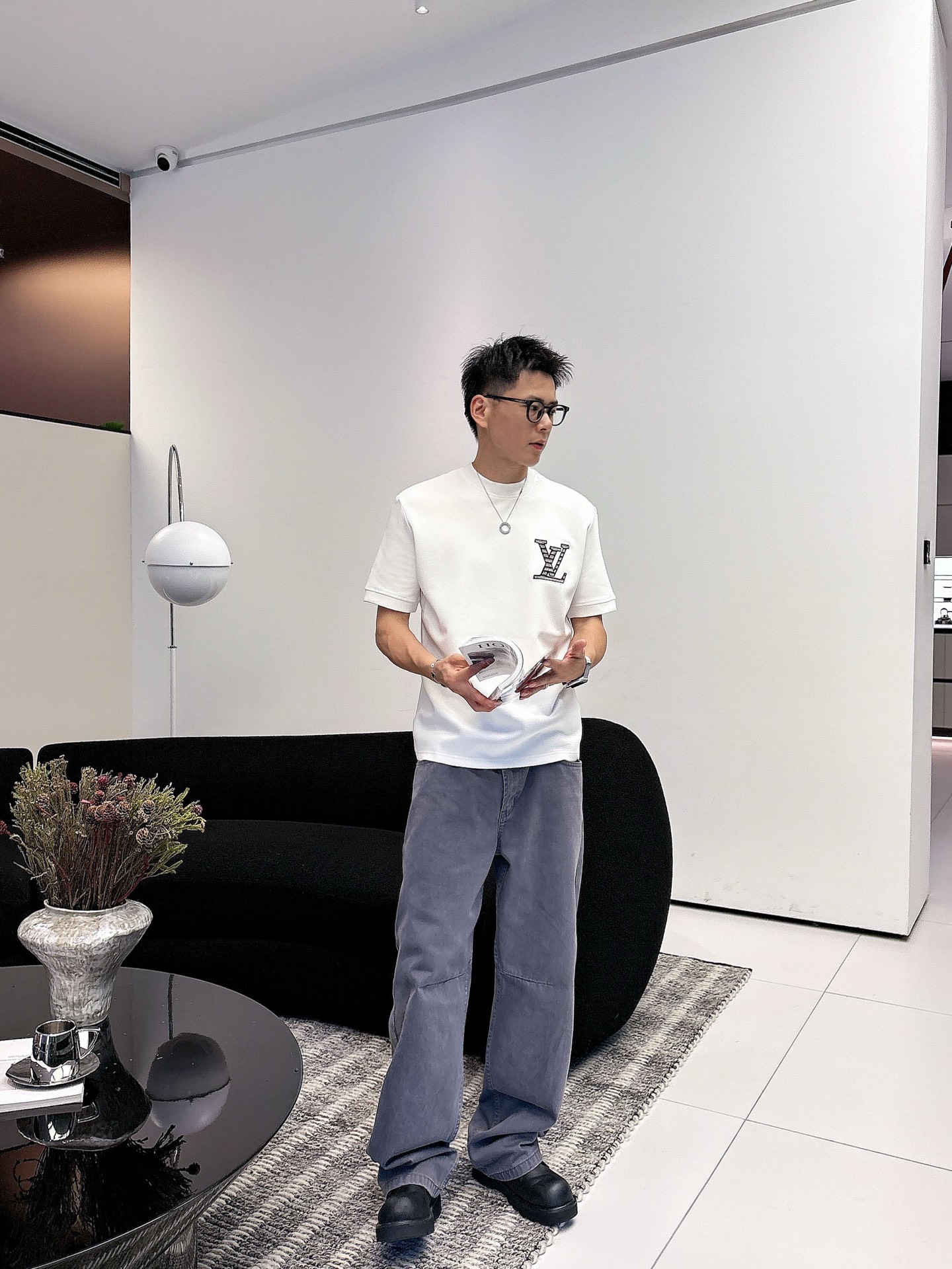 LV2025秋冬 圆领刺绣短袖T恤打底衫 元素性的Logo徽章凸显休闲时尚魅力,依然独领时尚风骚.内搭好