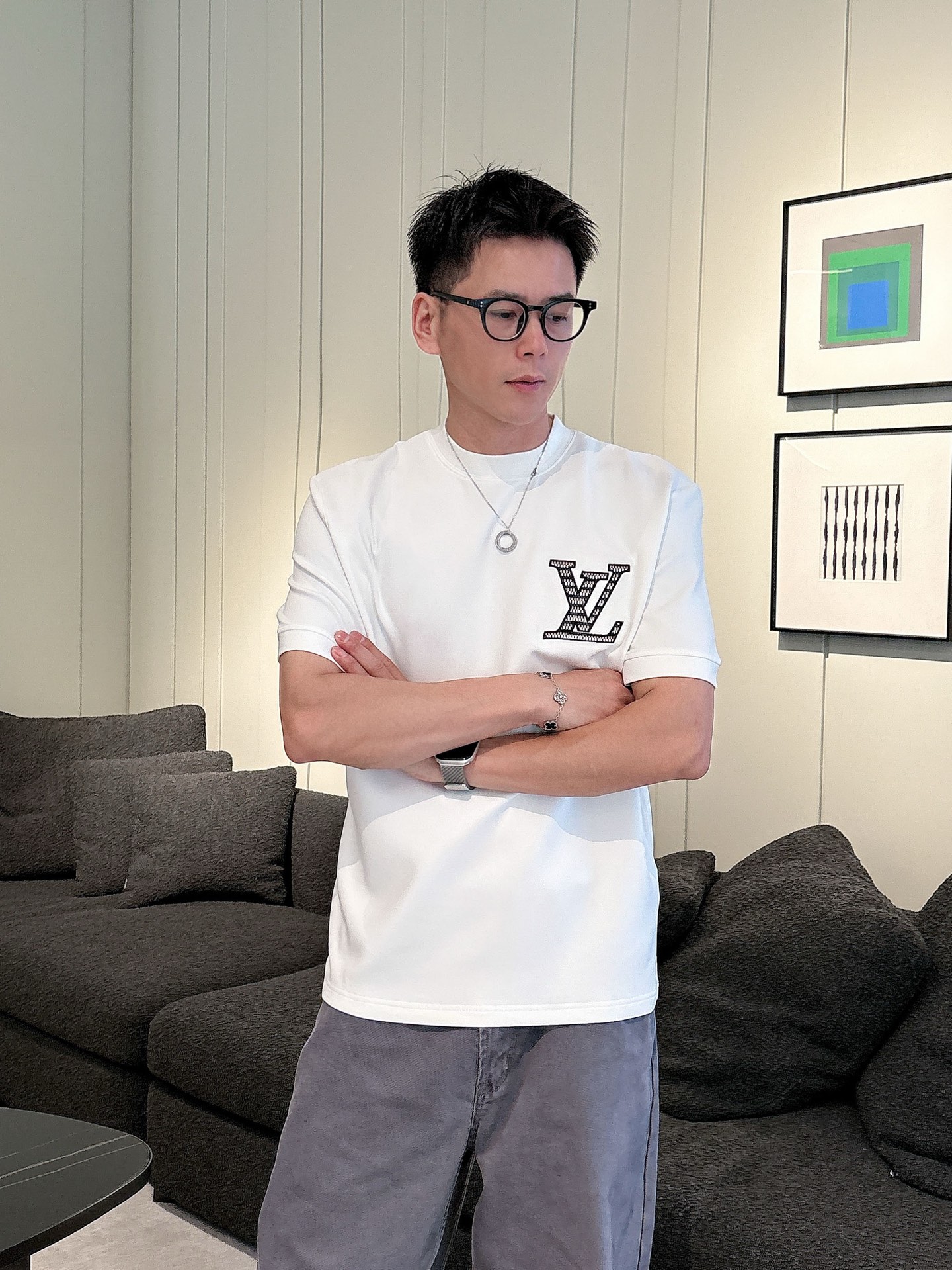 LV2025秋冬 圆领刺绣短袖T恤打底衫 元素性的Logo徽章凸显休闲时尚魅力,依然独领时尚风骚.内搭好