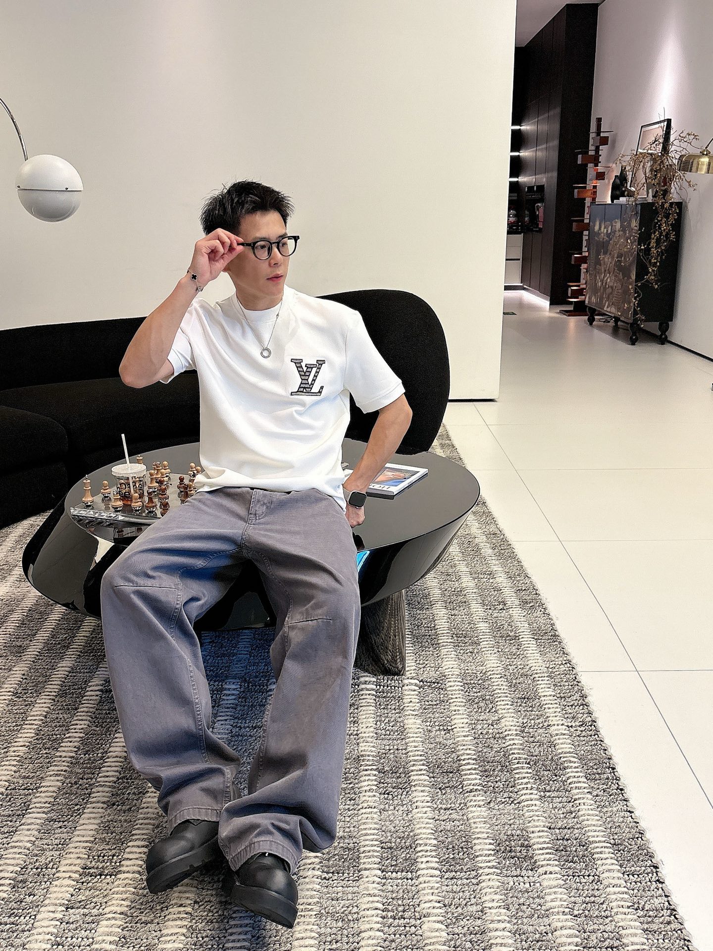 LV2025秋冬 圆领刺绣短袖T恤打底衫 元素性的Logo徽章凸显休闲时尚魅力,依然独领时尚风骚.内搭好