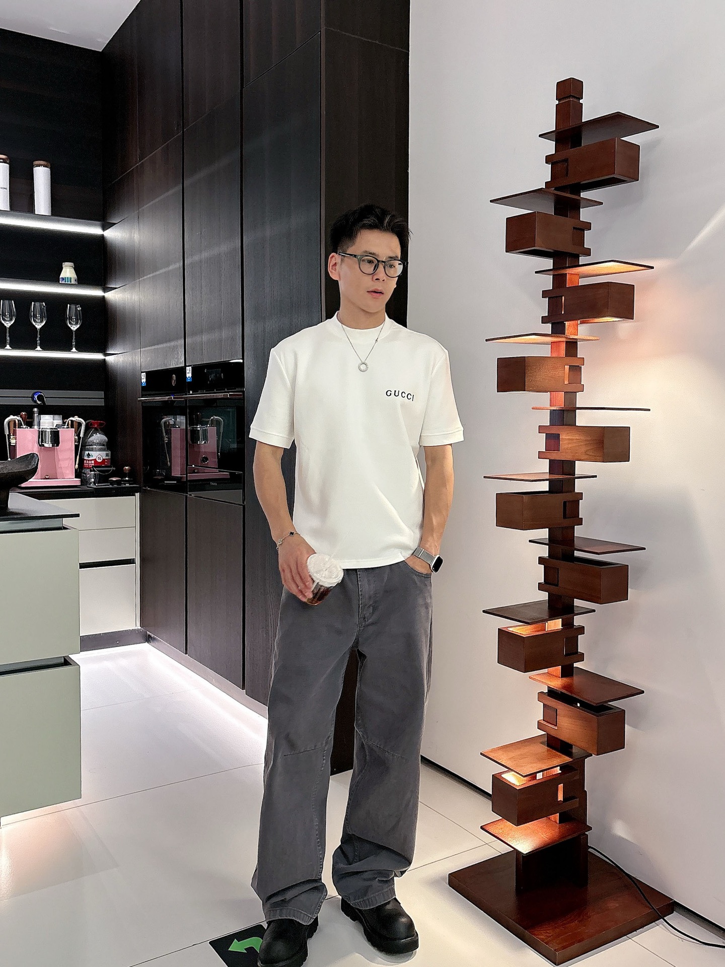 Gucci2025秋冬 圆领刺绣短袖T恤打底衫 元素性的Logo徽章凸显休闲时尚魅力,依然独领时尚风骚.