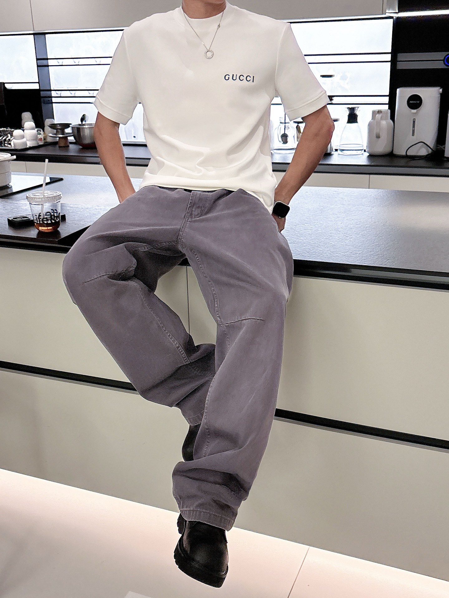 Gucci2025秋冬 圆领刺绣短袖T恤打底衫 元素性的Logo徽章凸显休闲时尚魅力,依然独领时尚风骚.