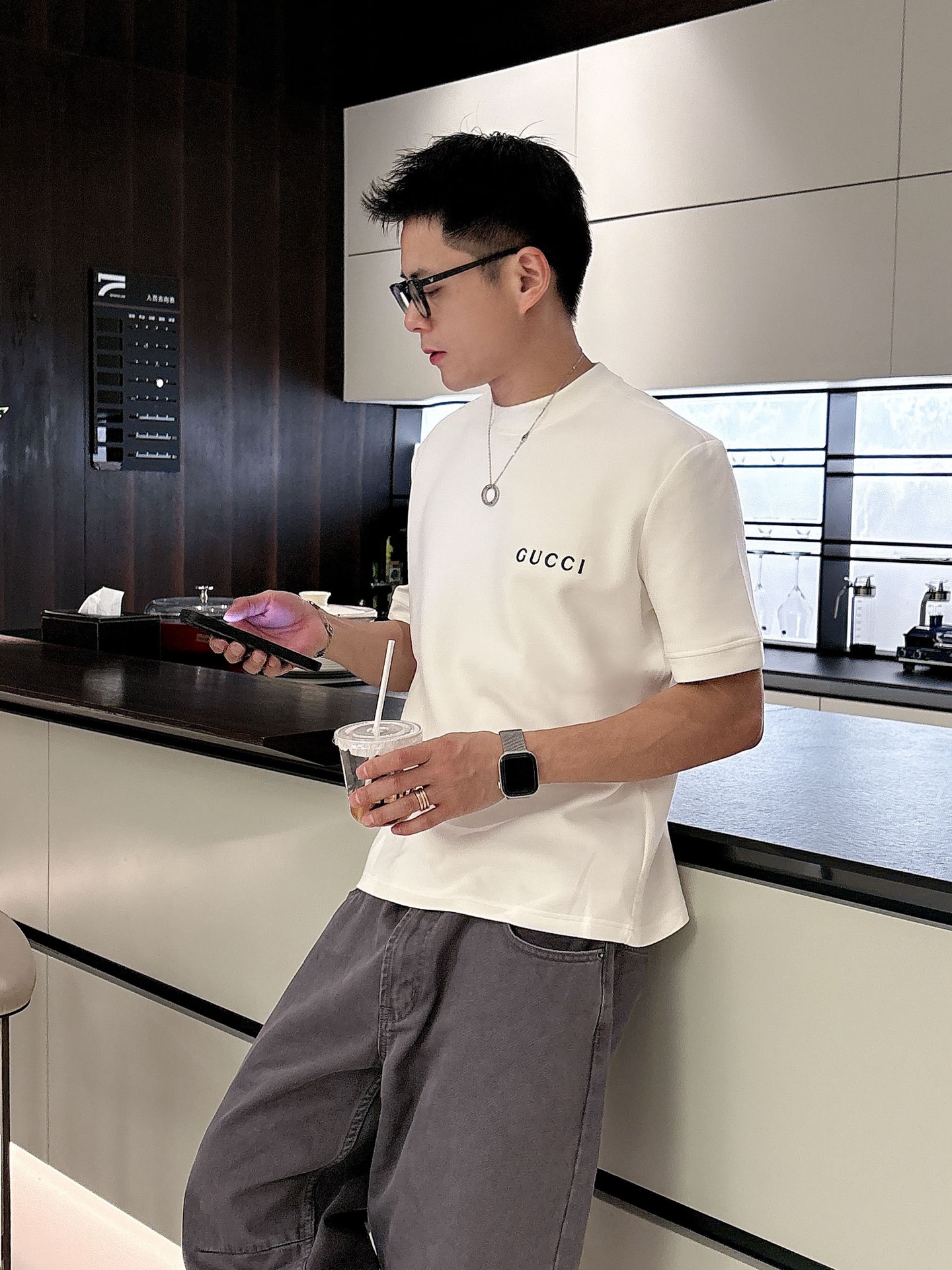 Gucci2025秋冬 圆领刺绣短袖T恤打底衫 元素性的Logo徽章凸显休闲时尚魅力,依然独领时尚风骚.