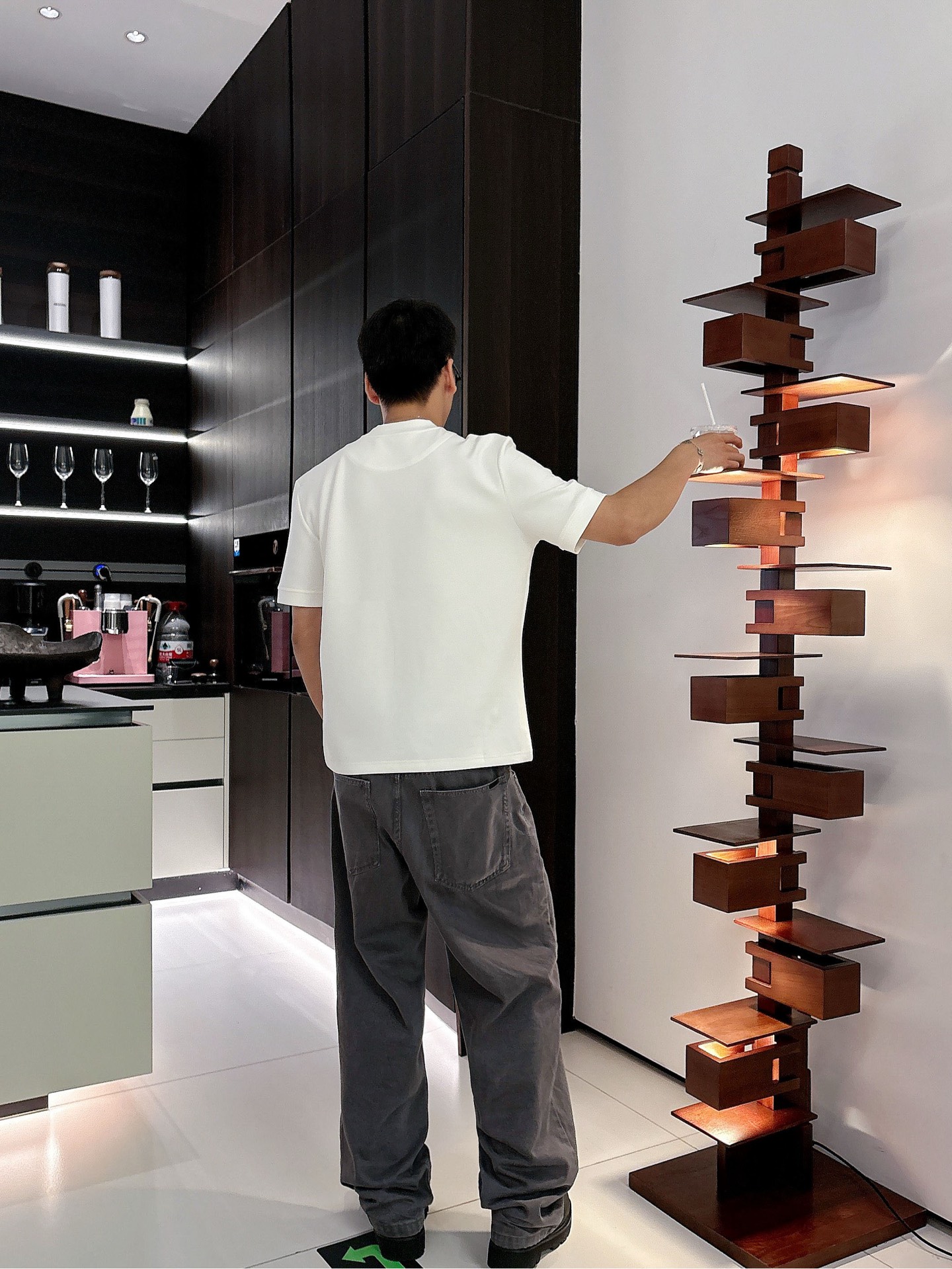 Gucci2025秋冬 圆领刺绣短袖T恤打底衫 元素性的Logo徽章凸显休闲时尚魅力,依然独领时尚风骚.