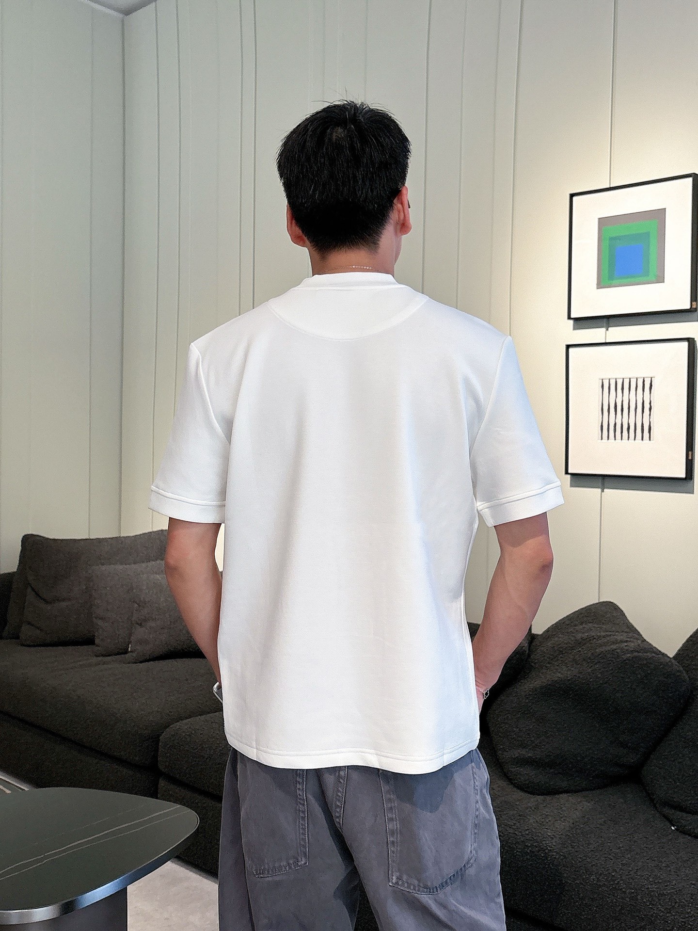 Gucci2025秋冬 圆领刺绣短袖T恤打底衫 元素性的Logo徽章凸显休闲时尚魅力,依然独领时尚风骚.