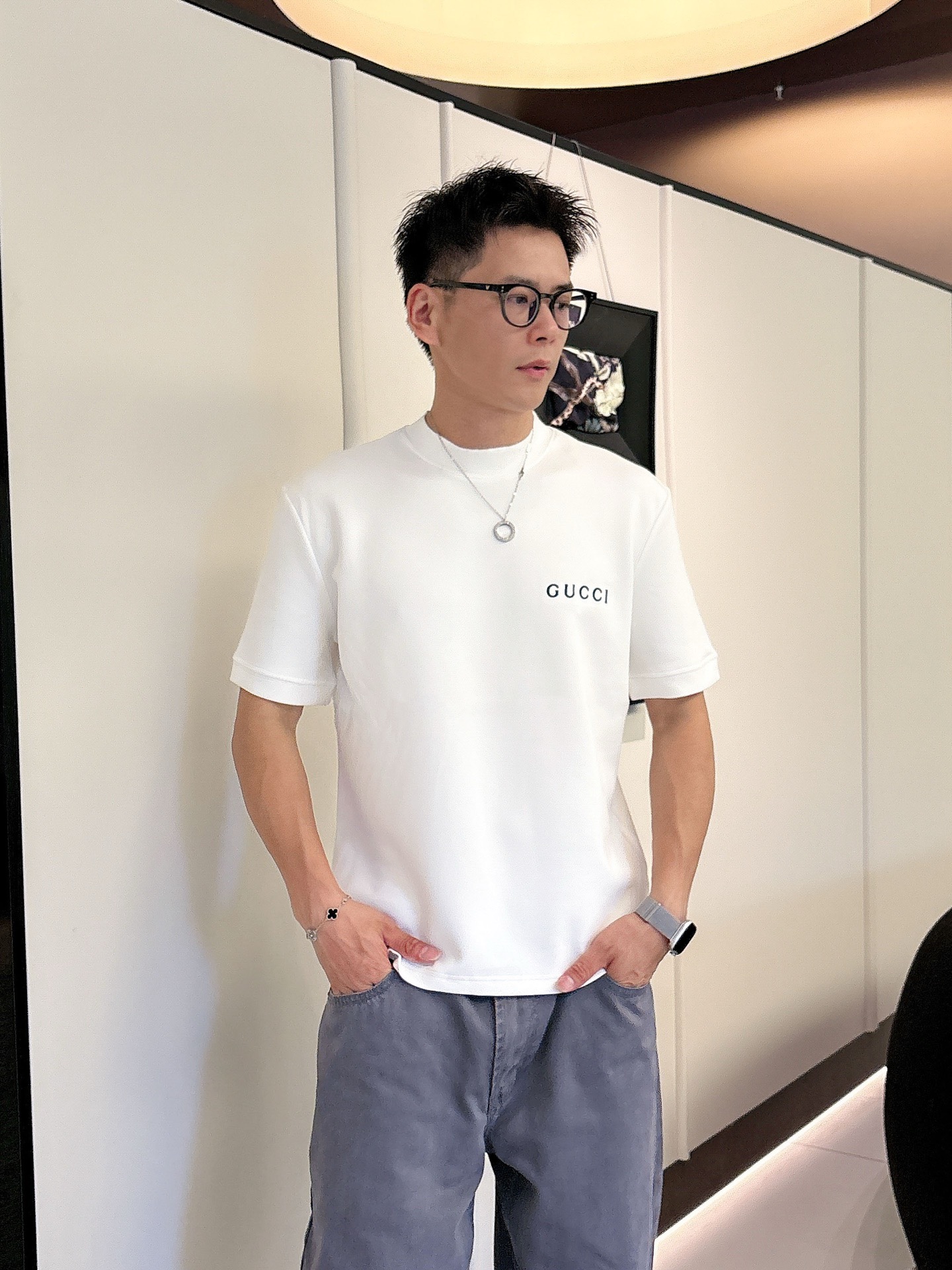 NO:522878,Gucci 2025 Autumn and Winter Round neck embroidered short-sleeved T-shirt base shirt Elemental Logo badge highlights the casual and fashionable charm, and is still unique in style. It is well equipped with a companion... Customer-supplied high-strength elastic knitted liquid ammonia air-layer fabric, flat and symmetrical knitted light and refreshing, soft and comfortable, and excellent breathability. Simple and unique charm. The straight-tailed version is more suitable for matching with various trendy and fashionable styles. It uses instrument embroidery, delicate and full texture, bringing a new experience for fashion sports and leisure. Color black white Size M-3XL,,gucci, T-shirt,tees, t-shirt,alexander wang19860909Gucci 2025秋冬 圆领刺绣短袖T恤打底衫 元素性的Logo徽章凸显休闲时尚魅力,依然独领时尚风骚.内搭好伴侣… 客供高支弹力针织液氨空气层面料,平整匀称的针织轻薄清爽,柔软舒适,透气性极佳.简洁而富有独特魅力.直裁版型更为适合搭配各种潮流时尚造型. 采用器械刺绣,细腻饱满的质感突显,为时尚运动休闲带来全新体验. 颜色黑色 白色 尺码 M-3XL,,gucci,T-shirt,tees，t-shirt,alexander wang,Men's clothing