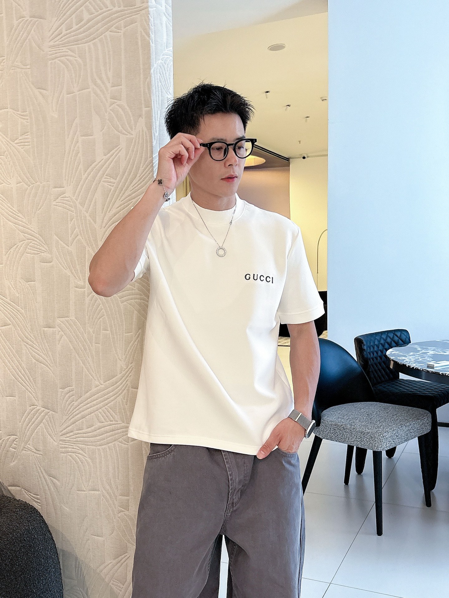 Gucci2025秋冬 圆领刺绣短袖T恤打底衫 元素性的Logo徽章凸显休闲时尚魅力,依然独领时尚风骚.