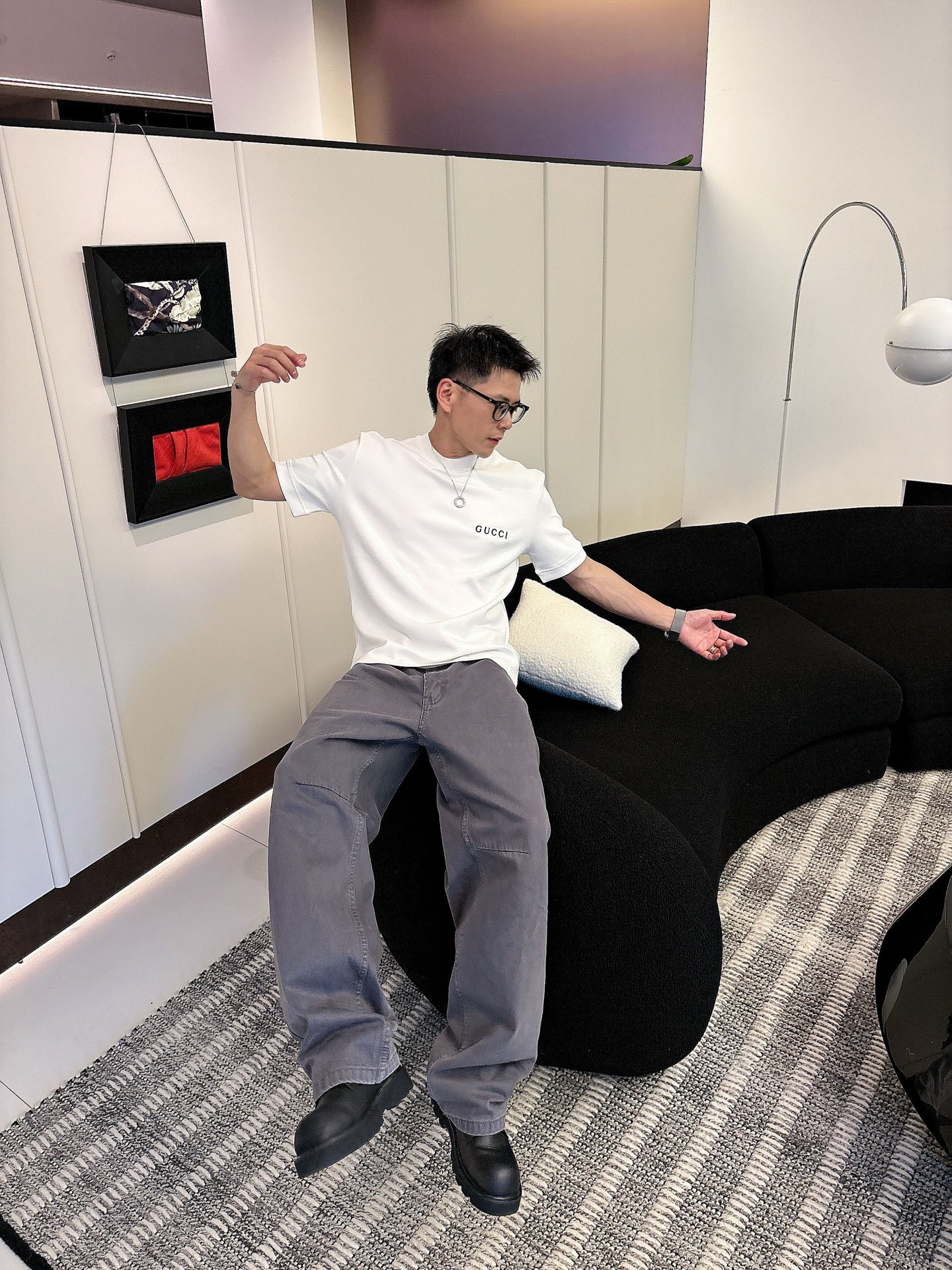 Gucci2025秋冬 圆领刺绣短袖T恤打底衫 元素性的Logo徽章凸显休闲时尚魅力,依然独领时尚风骚.