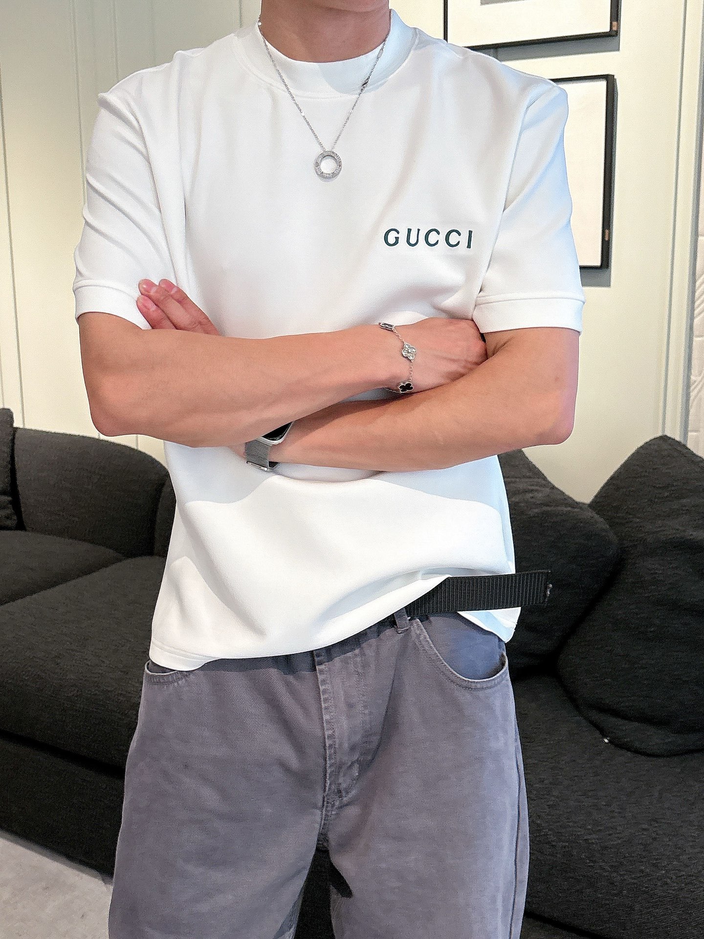 Gucci2025秋冬 圆领刺绣短袖T恤打底衫 元素性的Logo徽章凸显休闲时尚魅力,依然独领时尚风骚.
