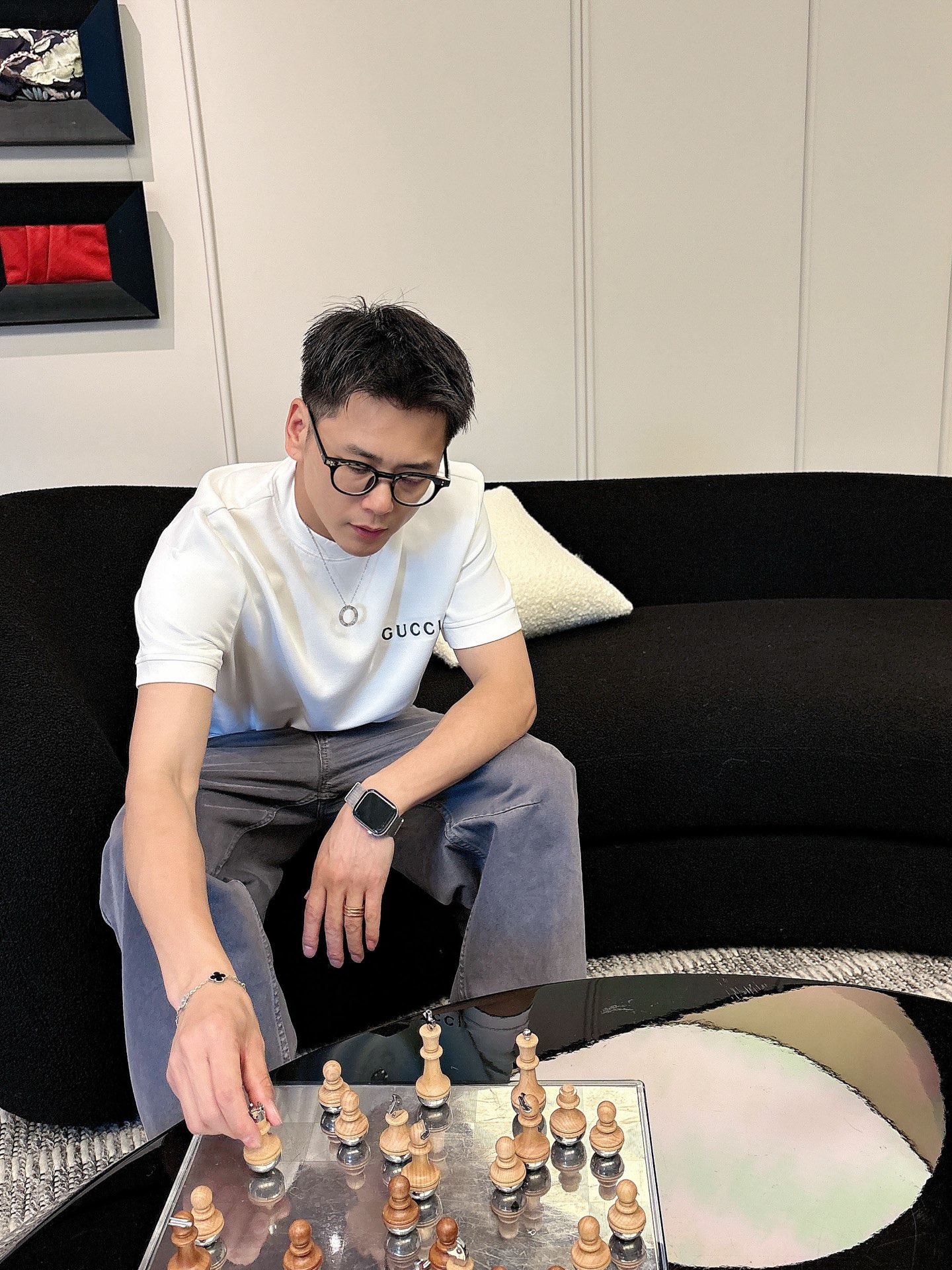 Gucci2025秋冬 圆领刺绣短袖T恤打底衫 元素性的Logo徽章凸显休闲时尚魅力,依然独领时尚风骚.