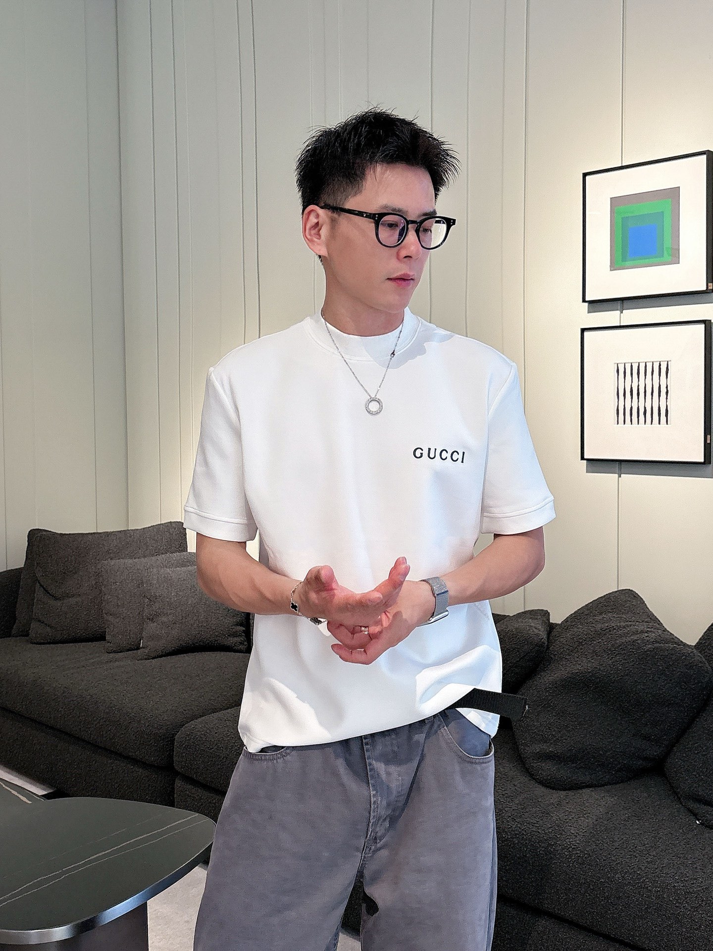 Gucci2025秋冬 圆领刺绣短袖T恤打底衫 元素性的Logo徽章凸显休闲时尚魅力,依然独领时尚风骚.