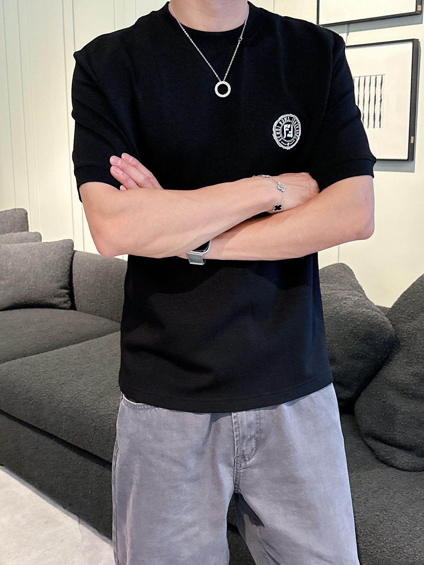 芬迪2025秋冬 圆领刺绣短袖T恤打底衫 元素性的Logo徽章凸显休闲时尚魅力,依然独领时尚风骚.内搭好