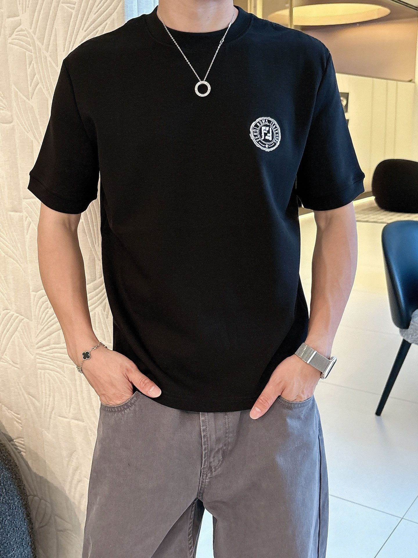 芬迪2025秋冬 圆领刺绣短袖T恤打底衫 元素性的Logo徽章凸显休闲时尚魅力,依然独领时尚风骚.内搭好