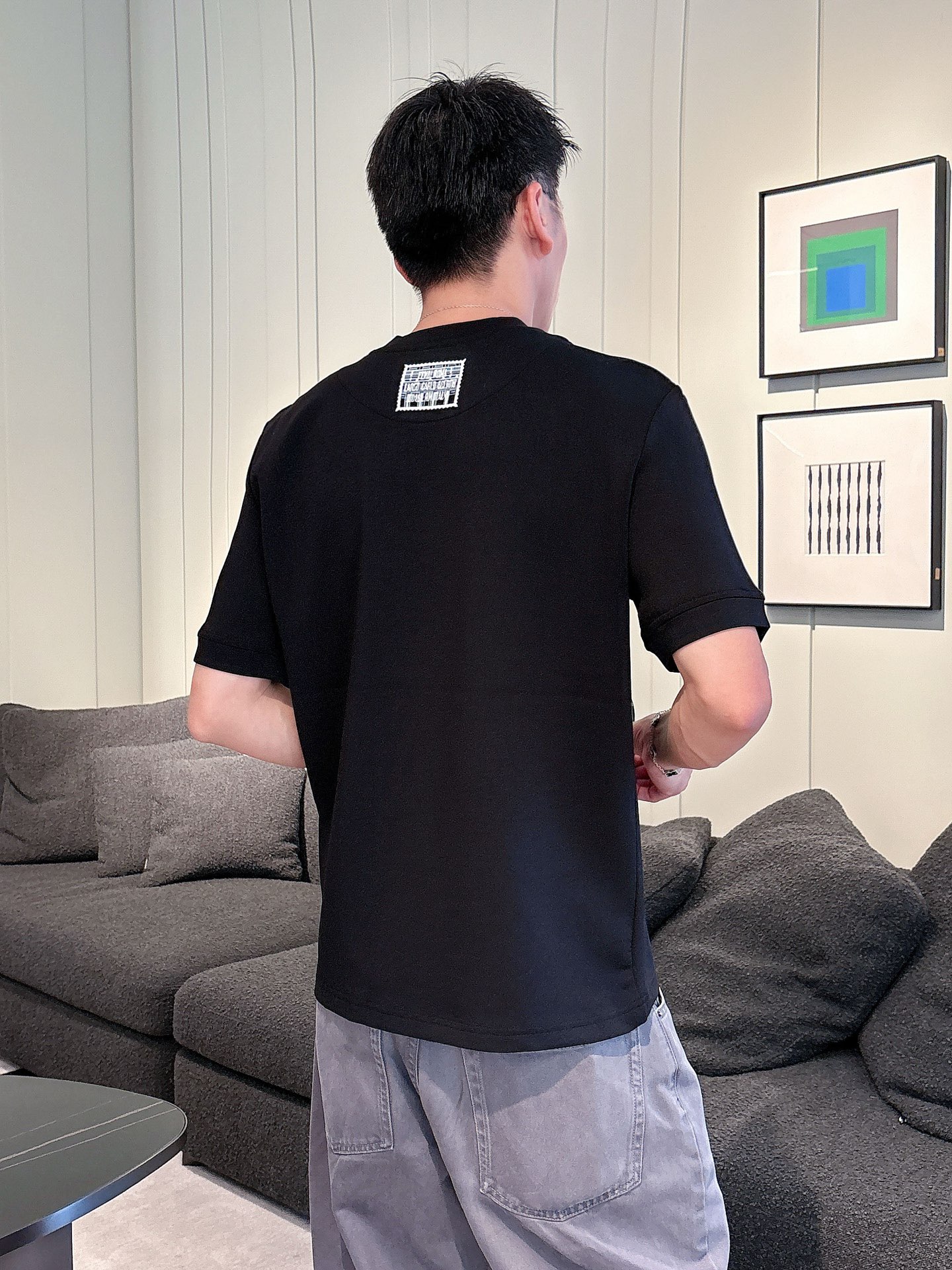 芬迪2025秋冬 圆领刺绣短袖T恤打底衫 元素性的Logo徽章凸显休闲时尚魅力,依然独领时尚风骚.内搭好